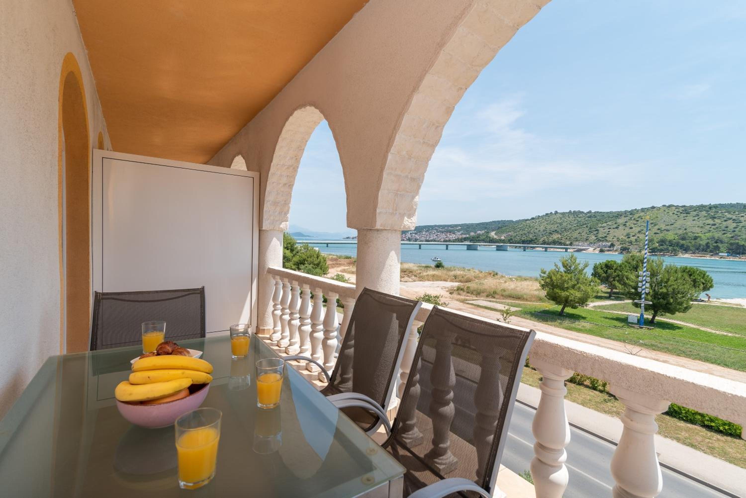 Beachfront apartments Jurica with balcony