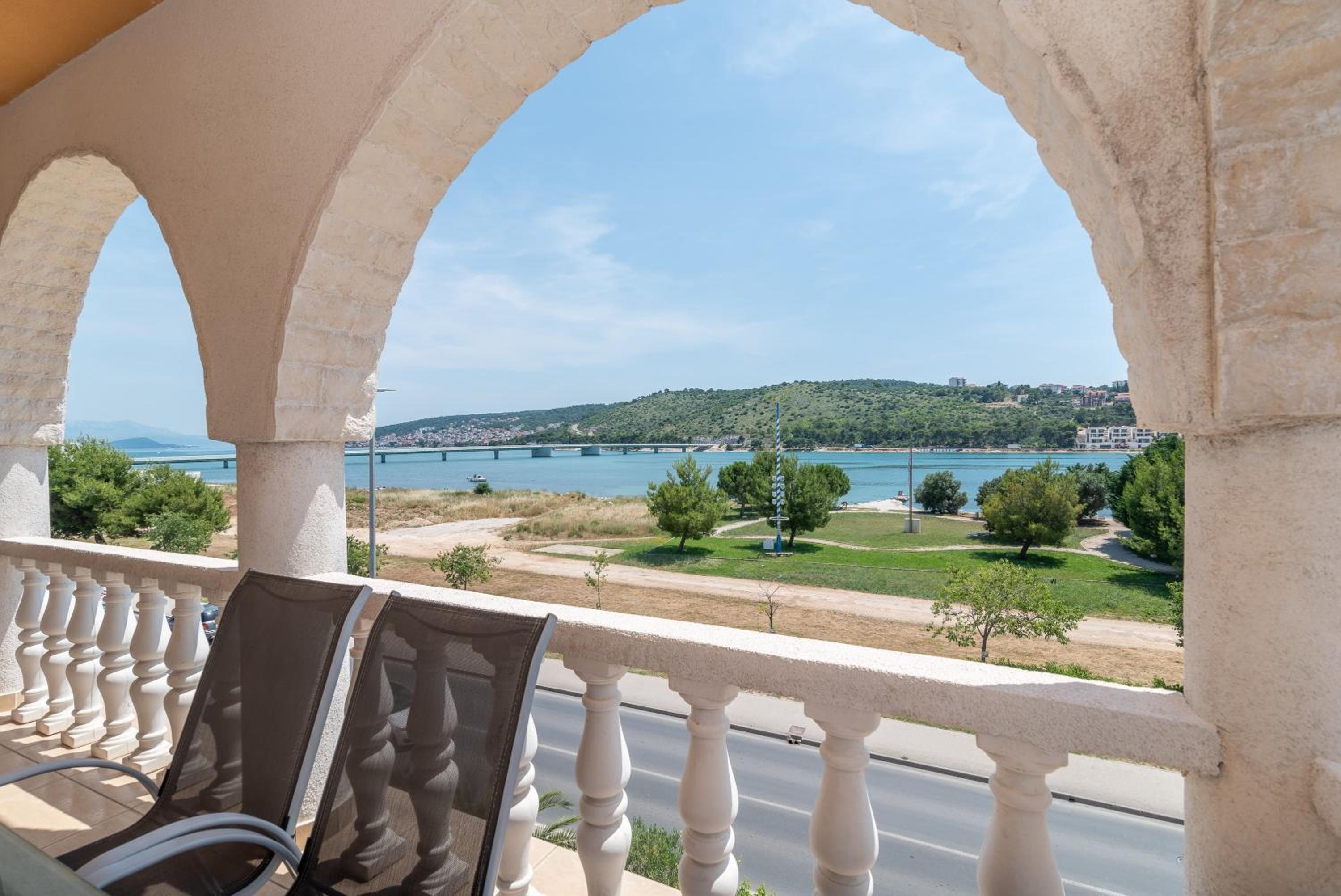 Beachfront apartments Jurica with balcony