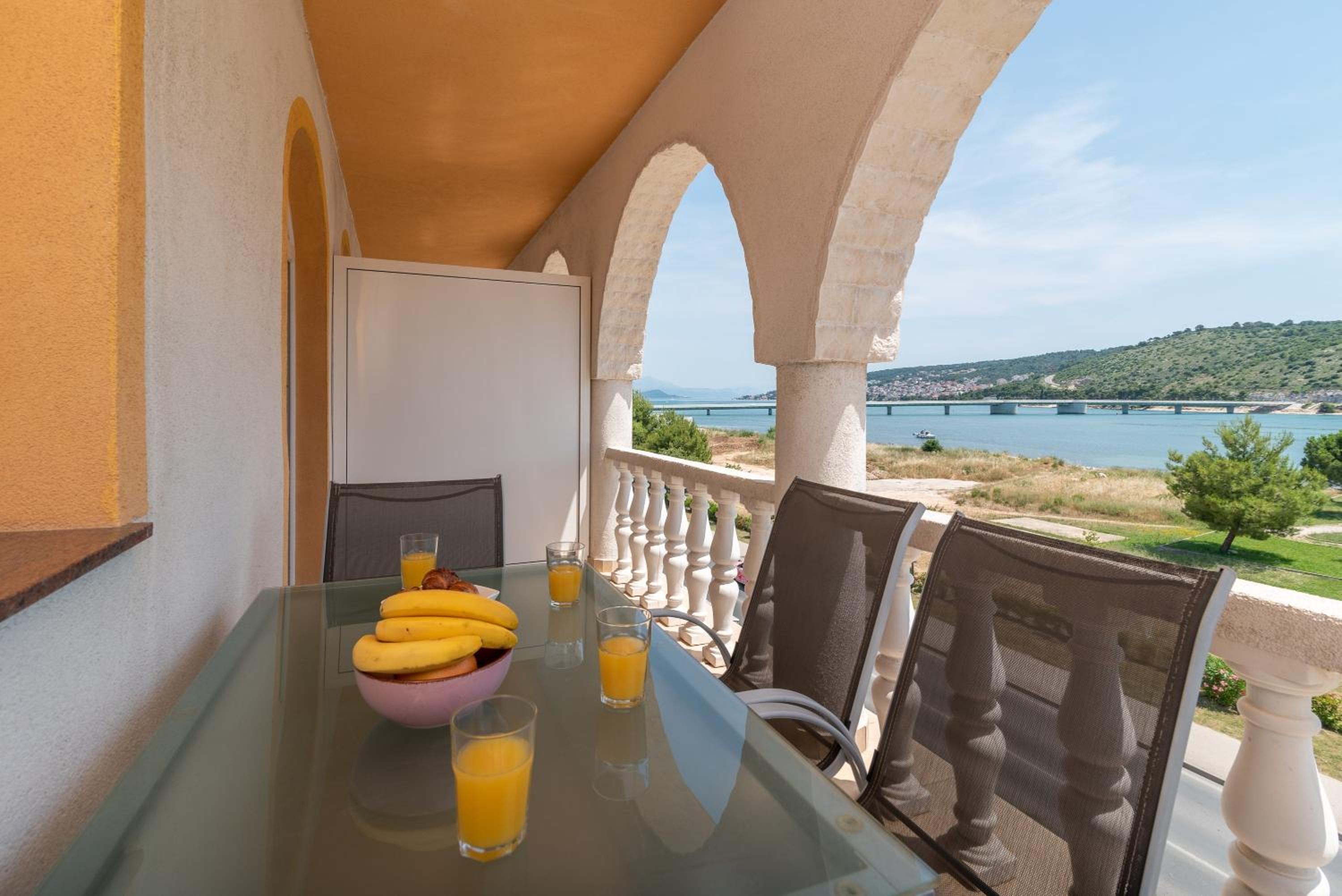 Beachfront apartments Jurica with balcony