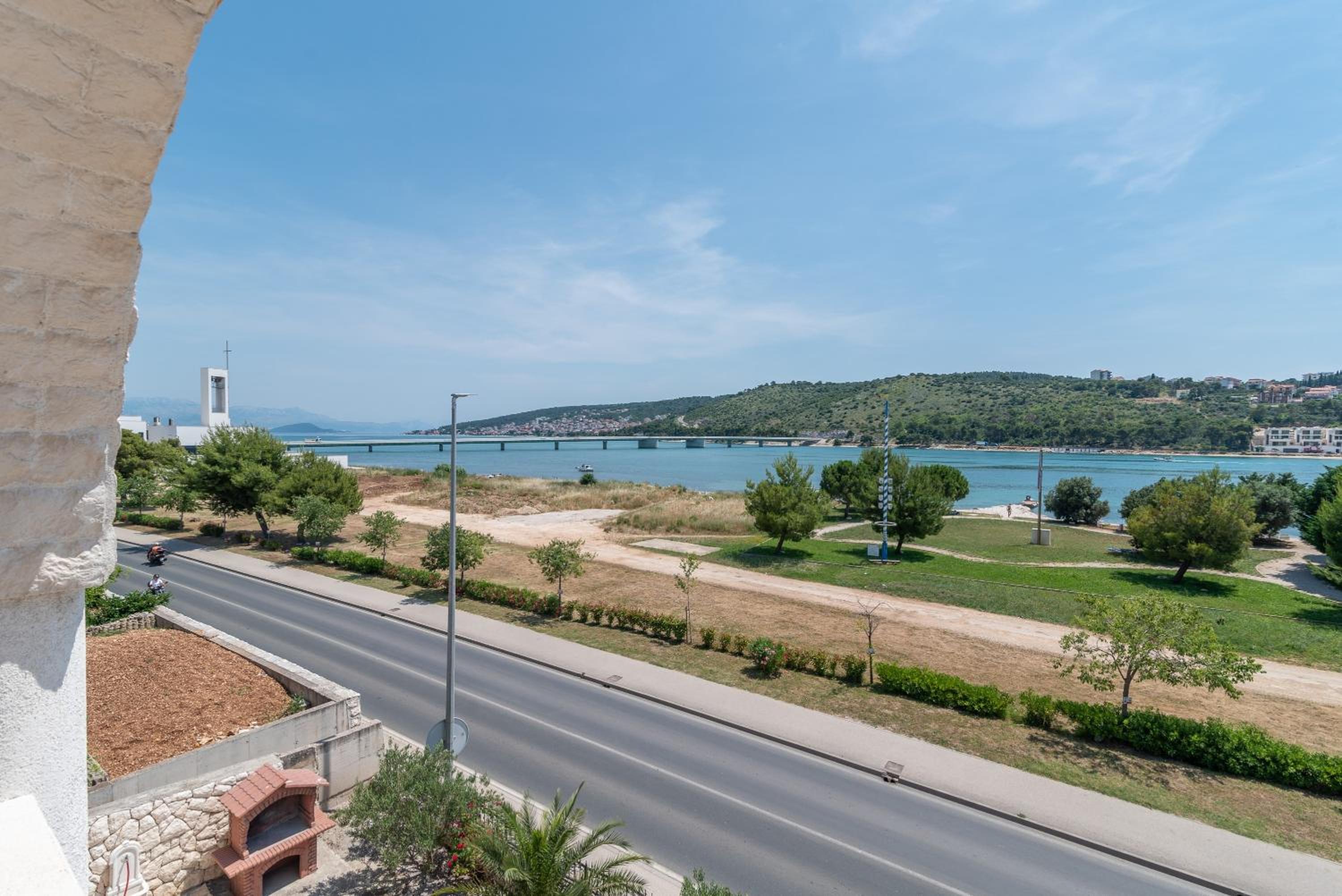 Beachfront apartments Jurica with balcony