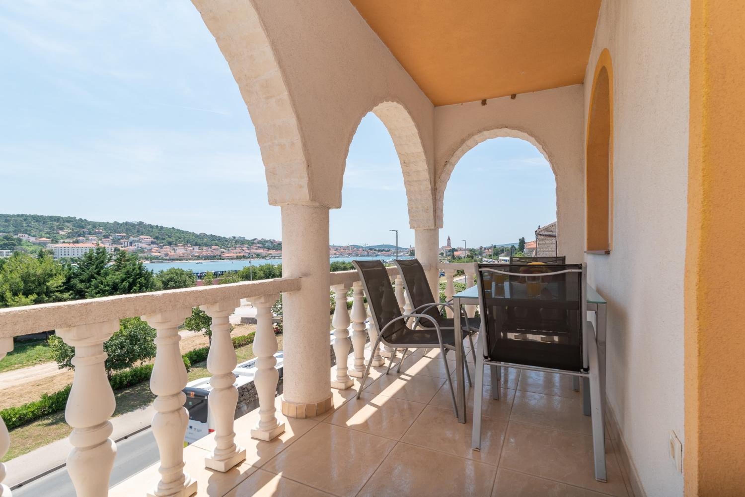 Beachfront apartments Jurica with balcony