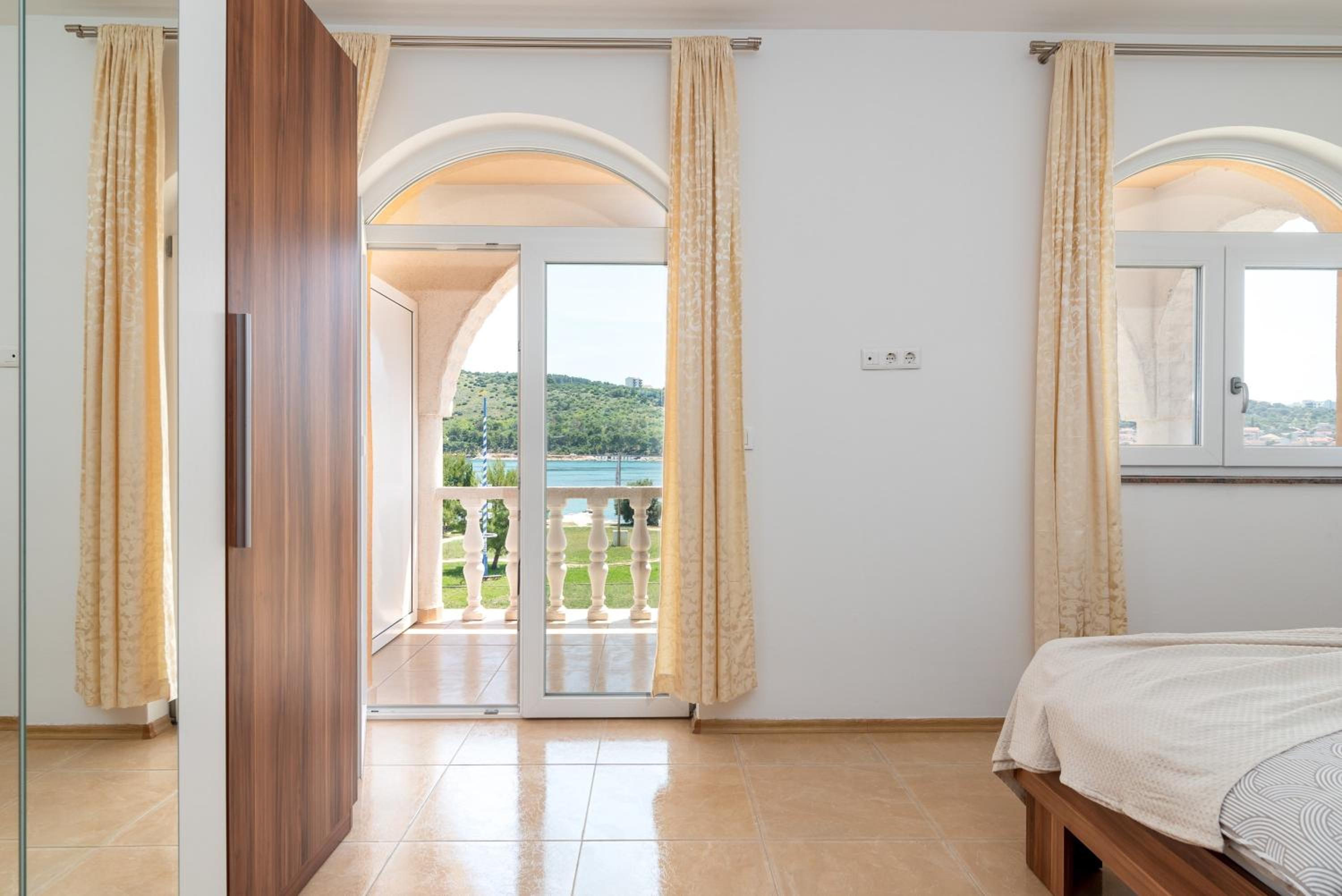Beachfront apartments Jurica with balcony