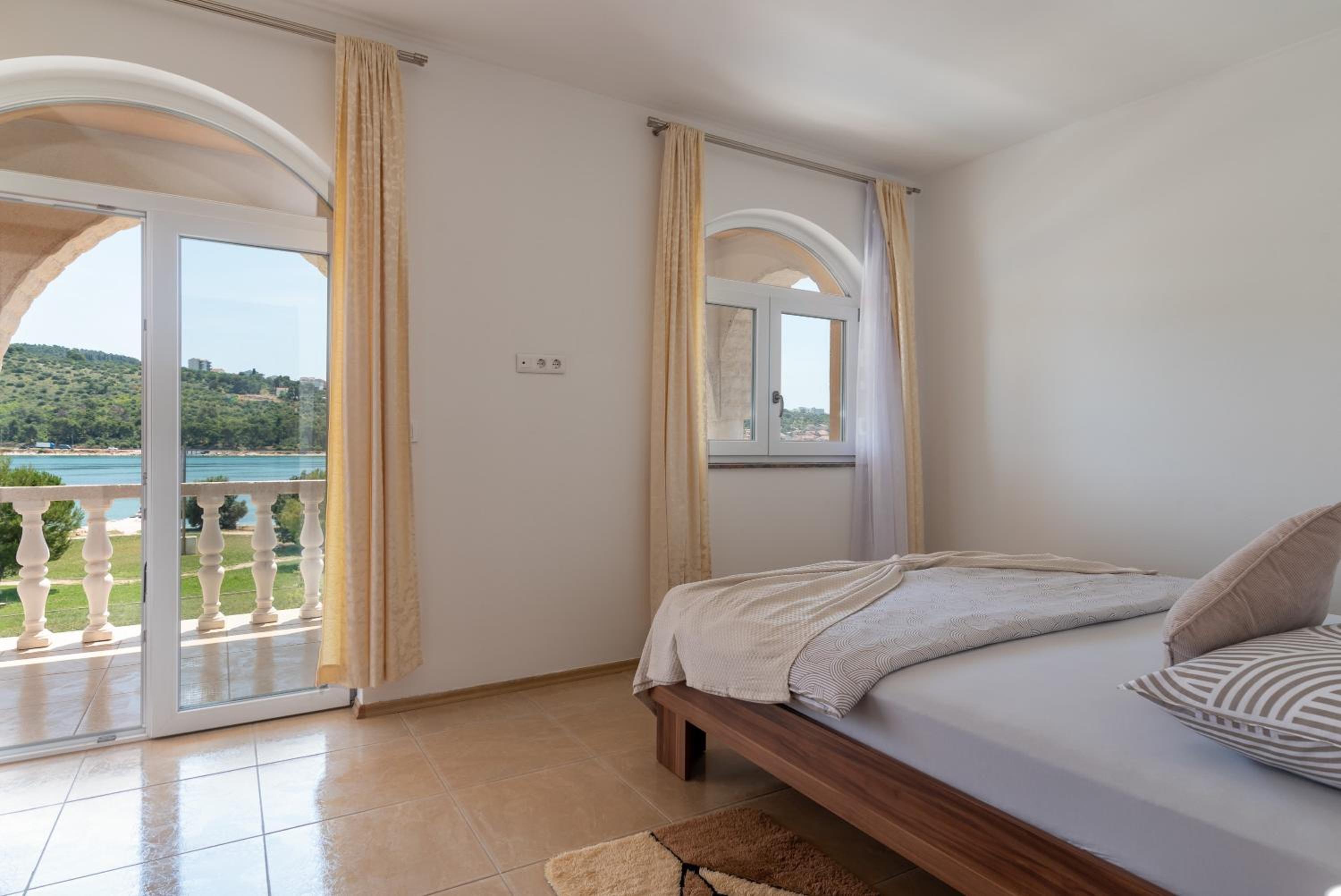 Beachfront apartments Jurica with balcony
