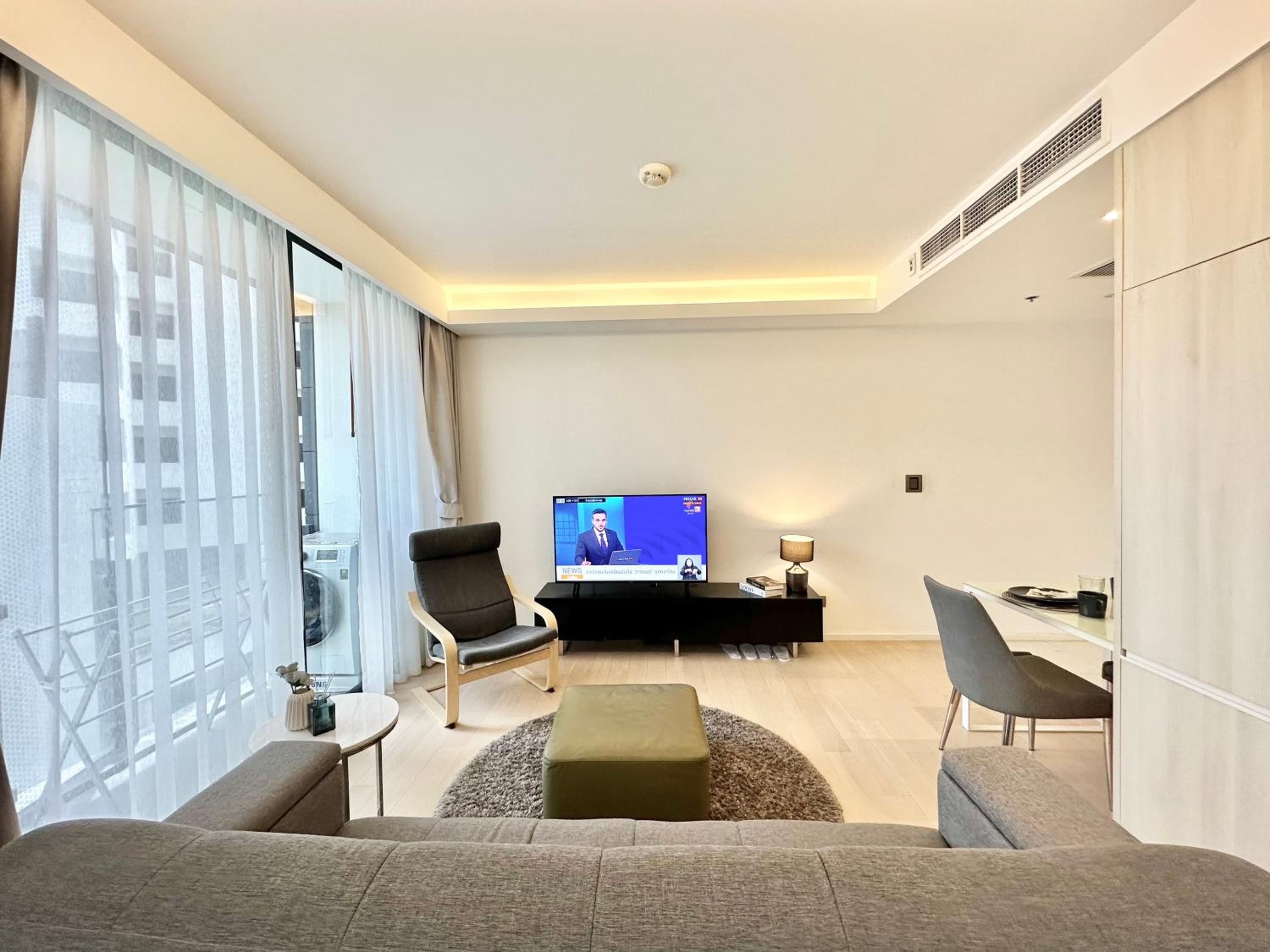 Sukhumvit 11#Luxury#Pool#Gym#BTS Nana&MRT Sukhumvit#1BR#Max4ppl