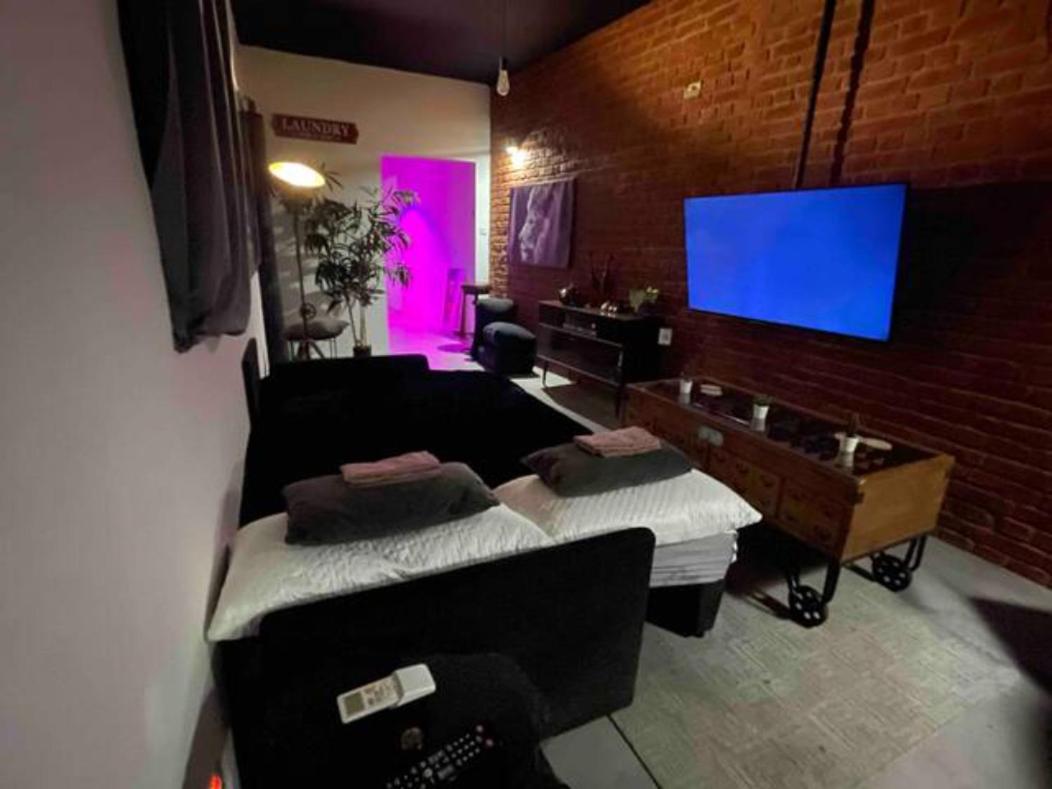 Gzira Prime Spot, Stylish Industrial Apt, Sleeps 11