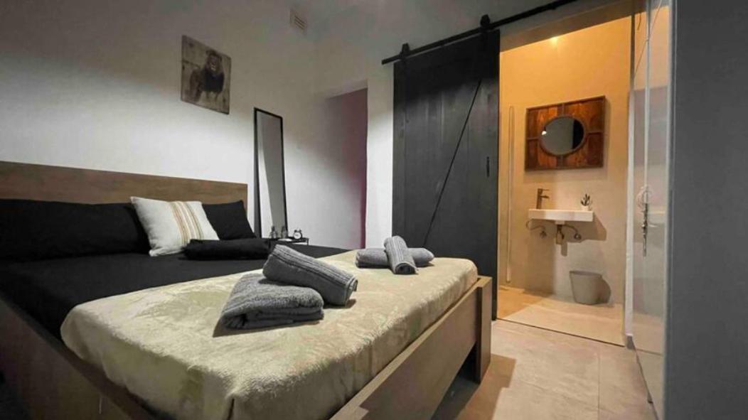 Gzira Prime Spot, Stylish Industrial Apt, Sleeps 11
