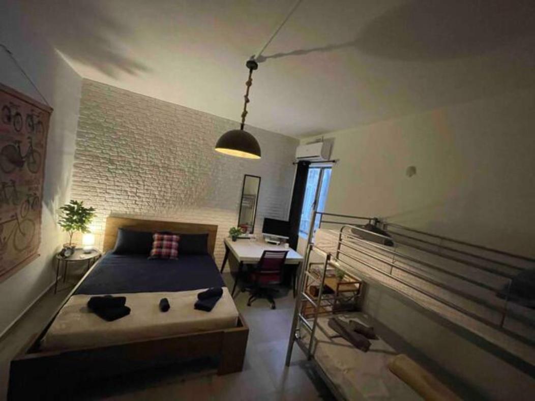 Gzira Prime Spot, Stylish Industrial Apt, Sleeps 11