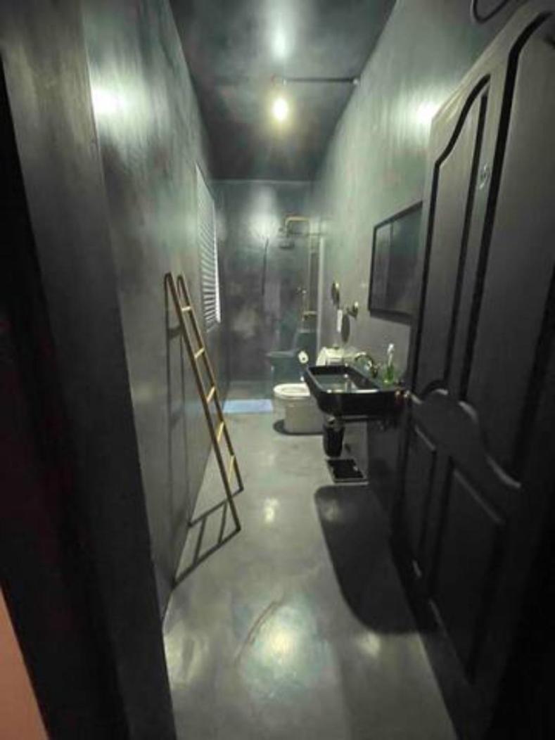 Gzira Prime Spot, Stylish Industrial Apt, Sleeps 11