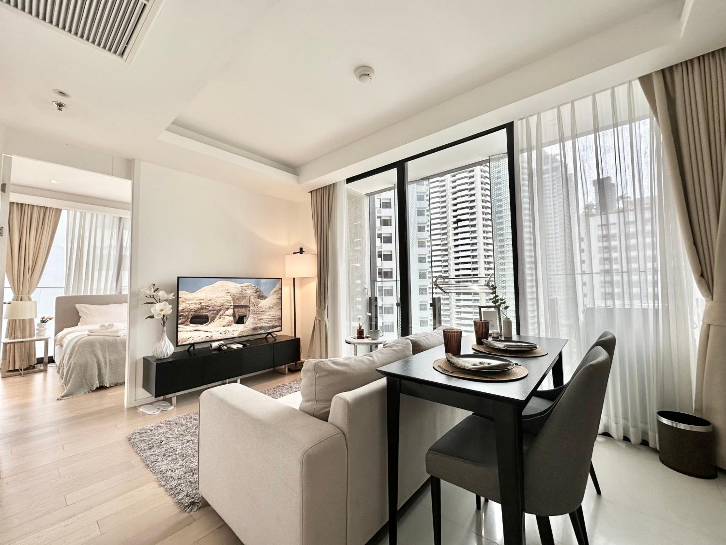 Circle Sukhumvit 11#Luxury#Pool#Gym#BTS Nana&MRT Sukhumvit#1BR#Max2ppl