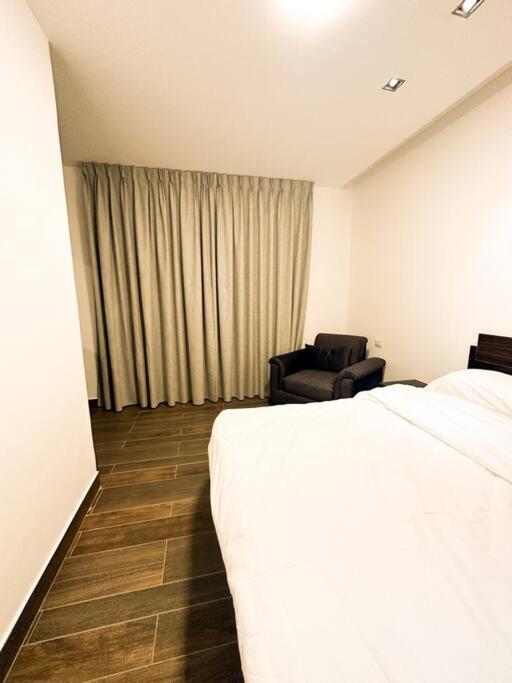 central apartment for rent 28 view 3