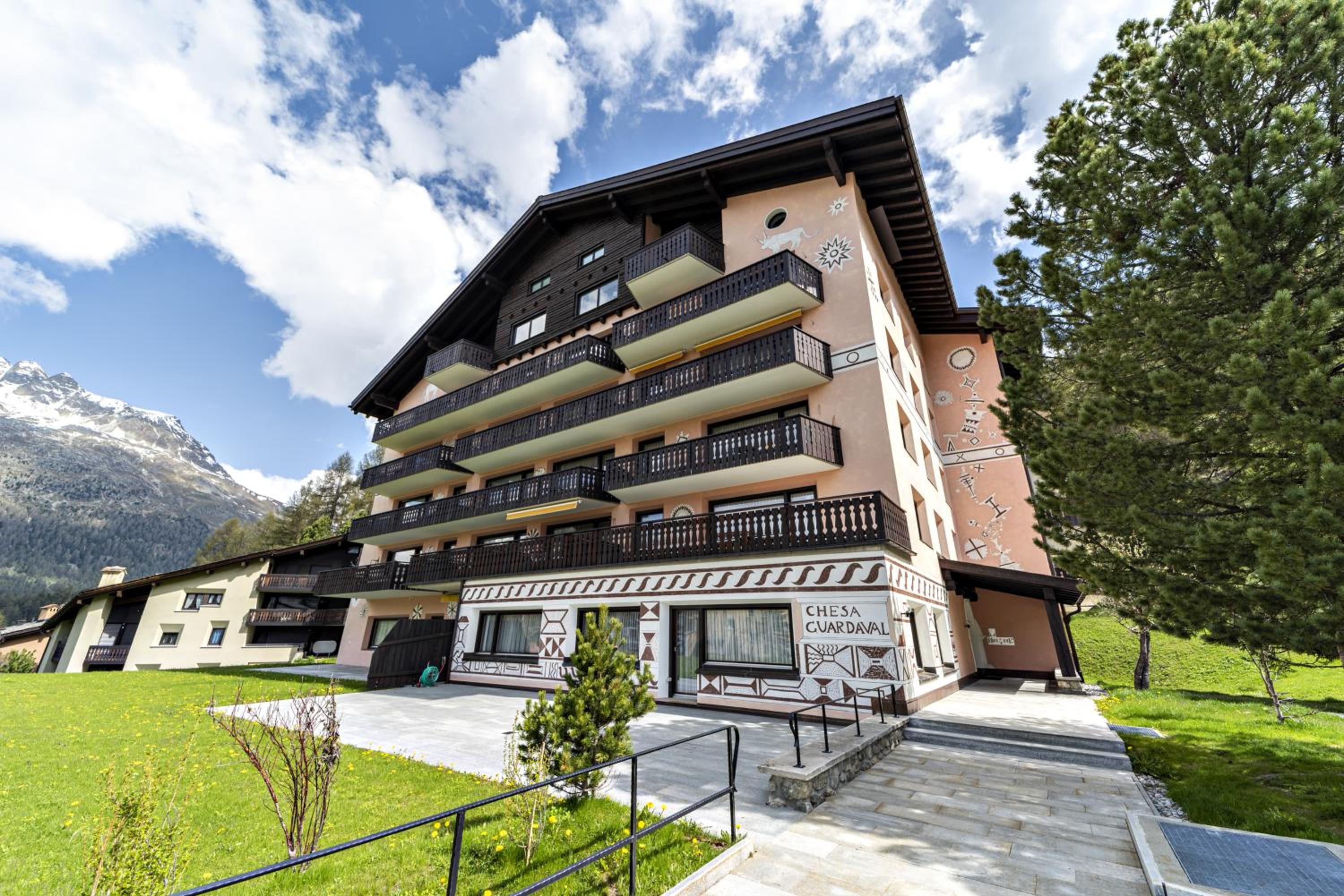 Hotel Chesa Guardaval - Surlej - Image 1