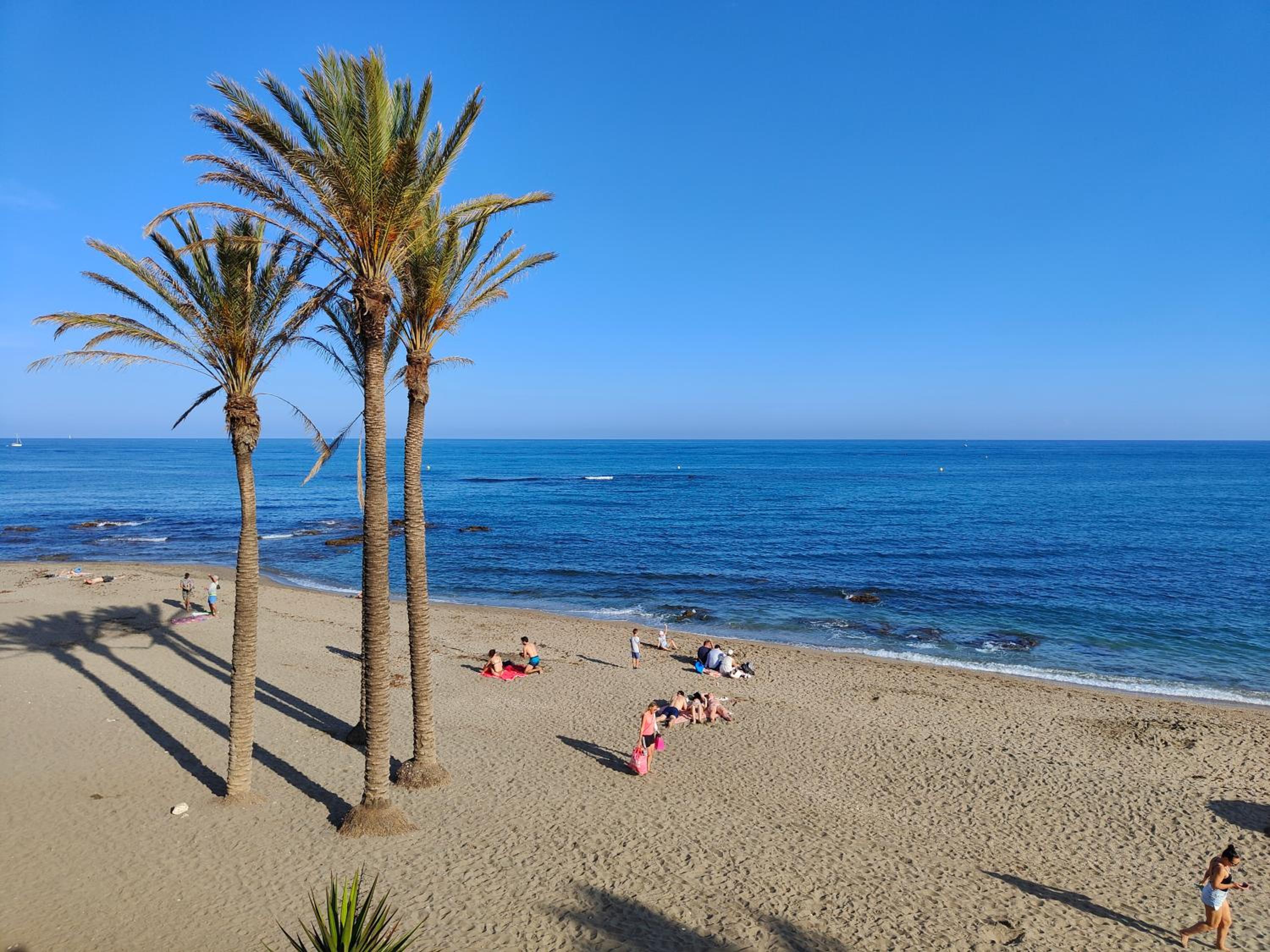 Apartamento entero, enormes piscinas, terraza y playa