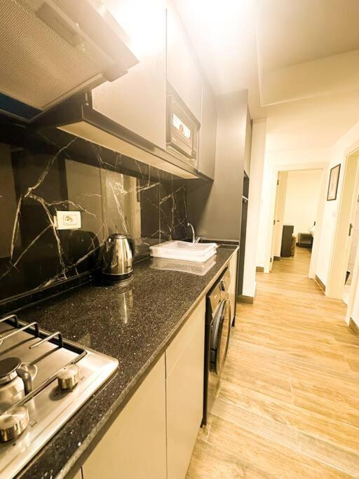 central apartment for rent 25 view 2