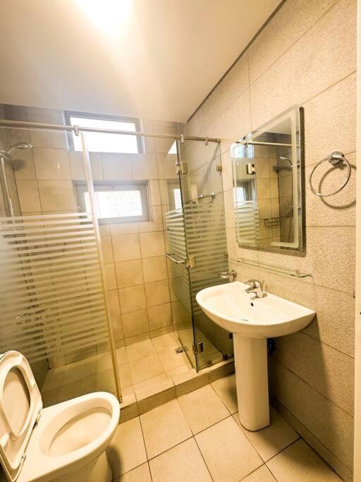 central apartment for rent 25 view 4