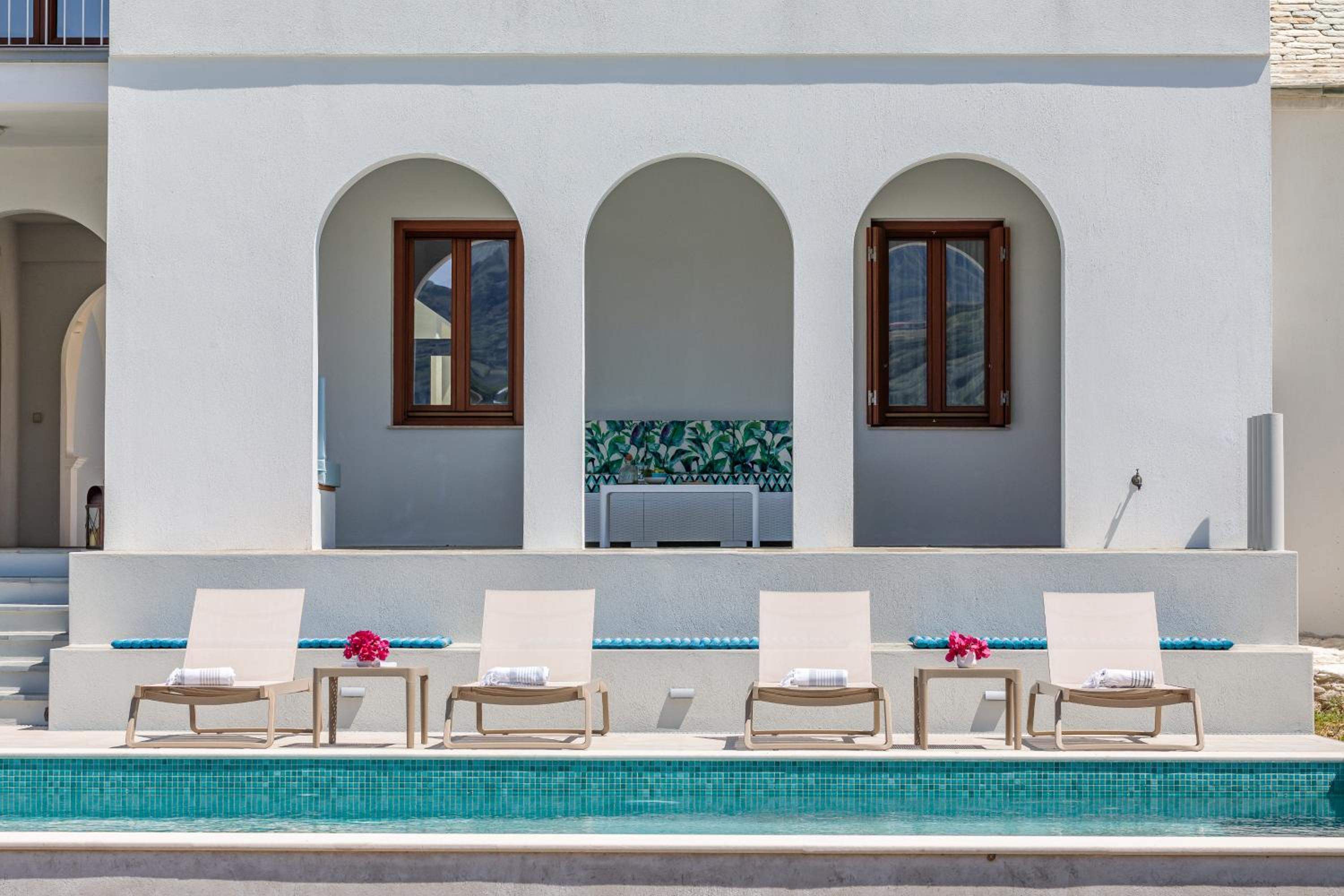 Sunshine Pool Villa