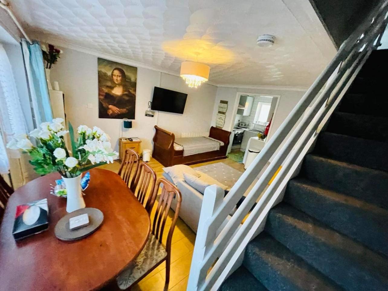 Villa - Sleeps 6 - Pets Ok - Pool - Parking view 5