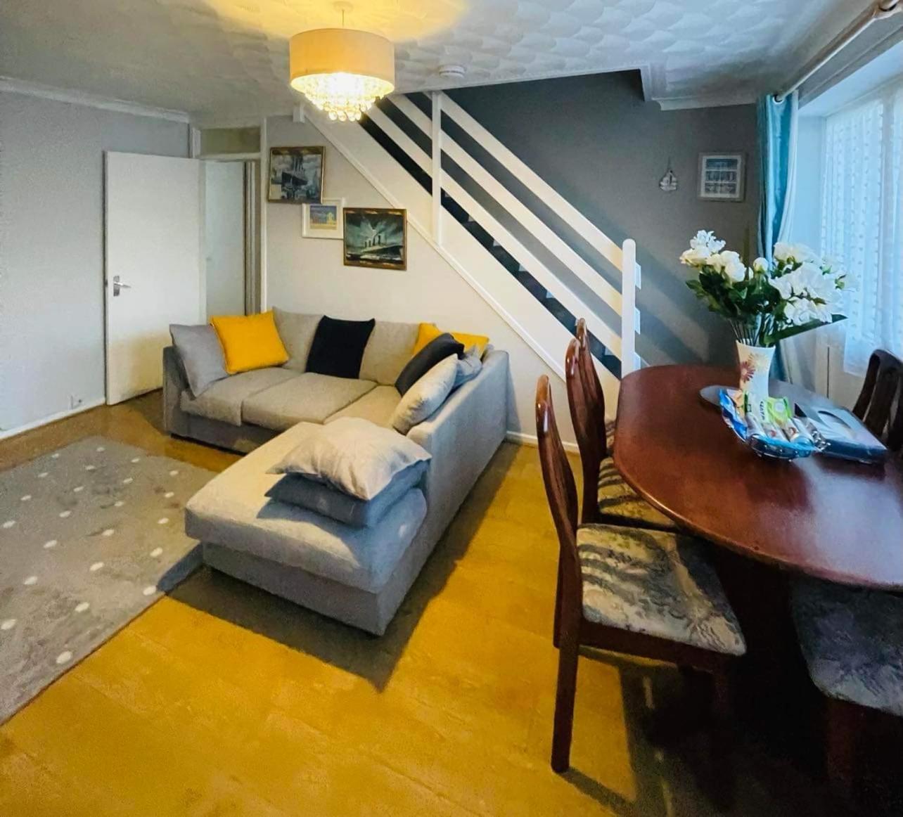 Villa - Sleeps 6 - Pets Ok - Pool - Parking view 3