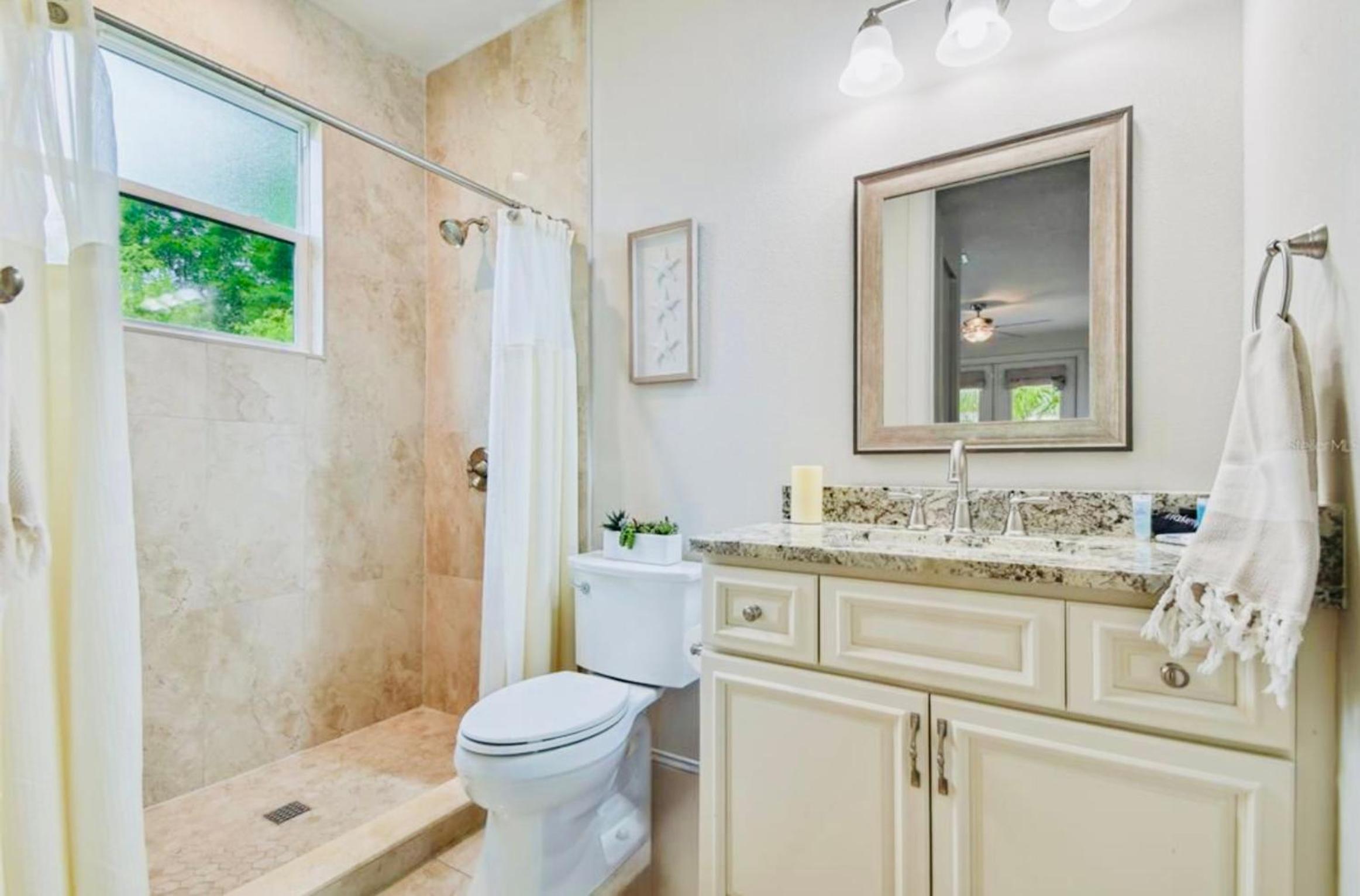 Beach Downtown-Family & Pet Friendly-Balcony & Garage-10 Acre Park with Pickleball, Tennis & Basketball-Lido Beach-Opera-Symphony-St Armands Circle view 2