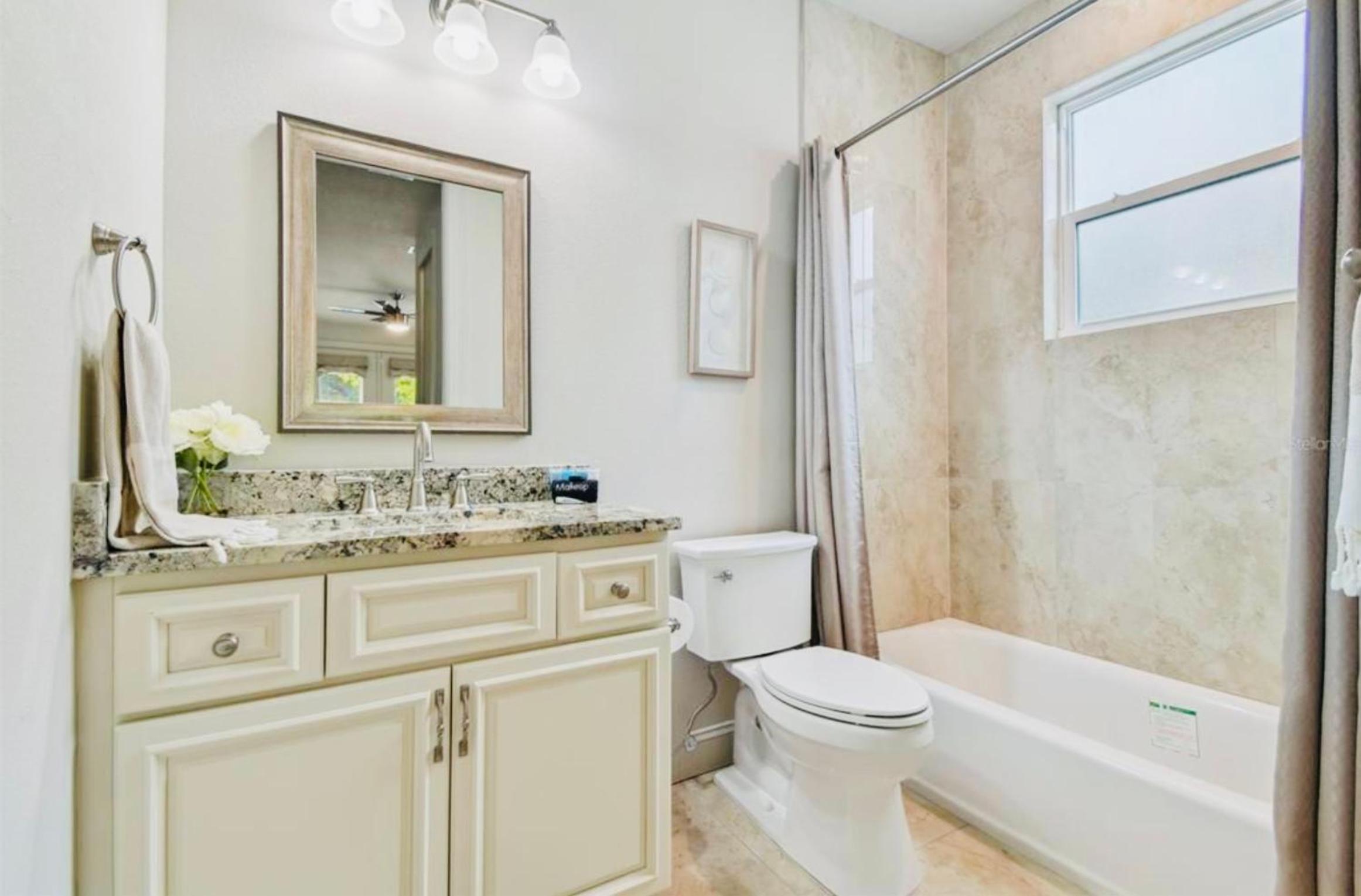 Beach Downtown-Family & Pet Friendly-Balcony & Garage-10 Acre Park with Pickleball, Tennis & Basketball-Lido Beach-Opera-Symphony-St Armands Circle view 3