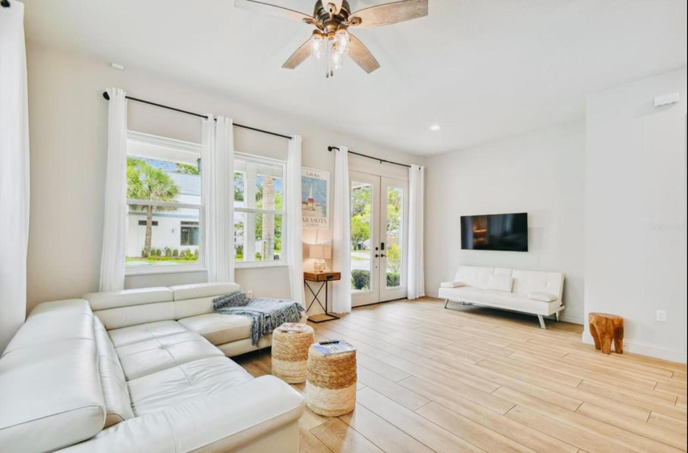 Beach Downtown-Family & Pet Friendly-Balcony & Garage-10 Acre Park with Pickleball, Tennis & Basketball-Lido Beach-Opera-Symphony-St Armands Circle view 4