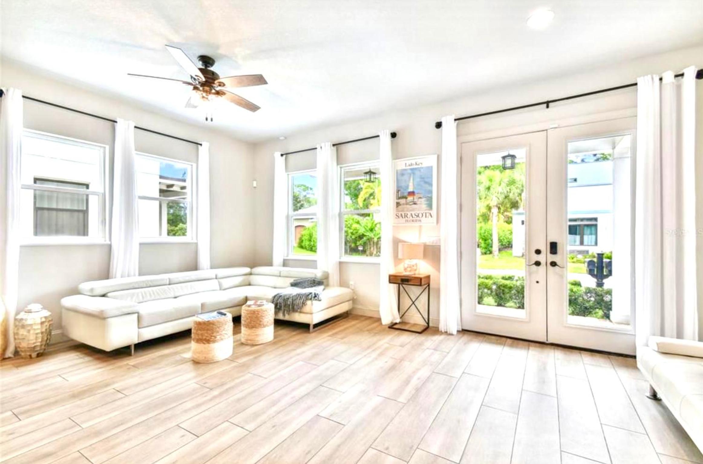 Beach Downtown-Family & Pet Friendly-Balcony & Garage-10 Acre Park with Pickleball, Tennis & Basketball-Lido Beach-Opera-Symphony-St Armands Circle view 5