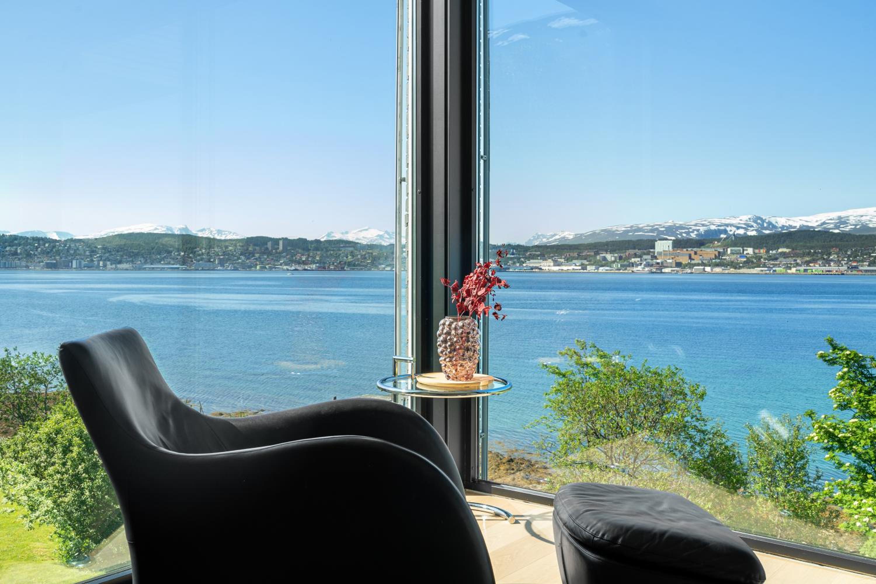 Oceanfront penthouse duplex wamazing view!