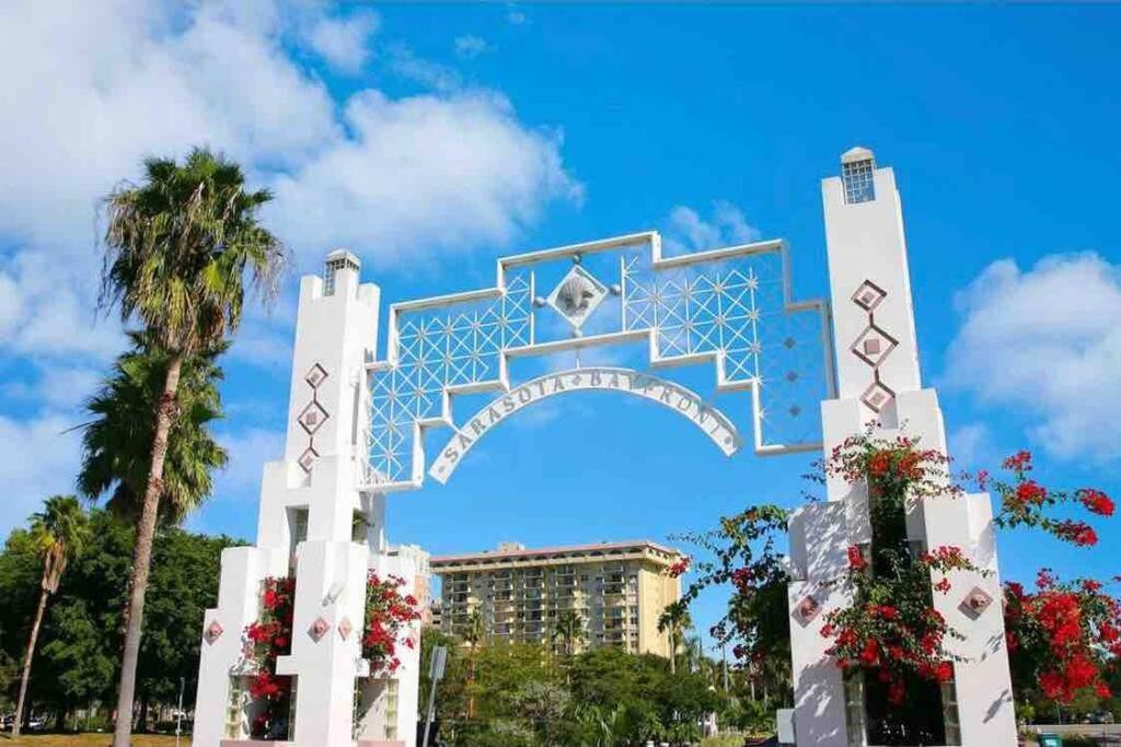 Beach Downtown-Family & Pet Friendly-Balcony & Garage-10 Acre Park with Pickleball, Tennis & Basketball-Lido Beach-Opera-Symphony-St Armands Circle view 2