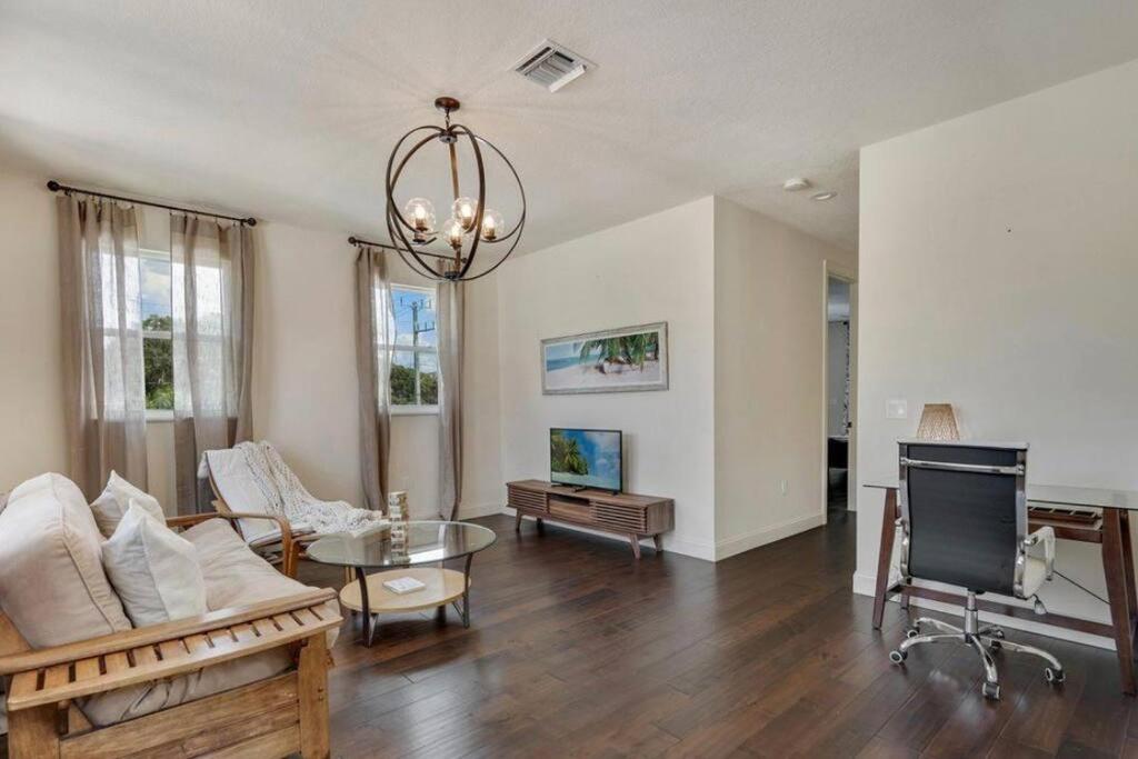 Beach Downtown-Family & Pet Friendly-Balcony & Garage-10 Acre Park with Pickleball, Tennis & Basketball-Lido Beach-Opera-Symphony-St Armands Circle view 3