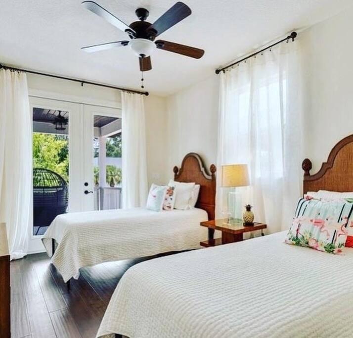 Beach Downtown-Family & Pet Friendly-Balcony & Garage-10 Acre Park with Pickleball, Tennis & Basketball-Lido Beach-Opera-Symphony-St Armands Circle view 4