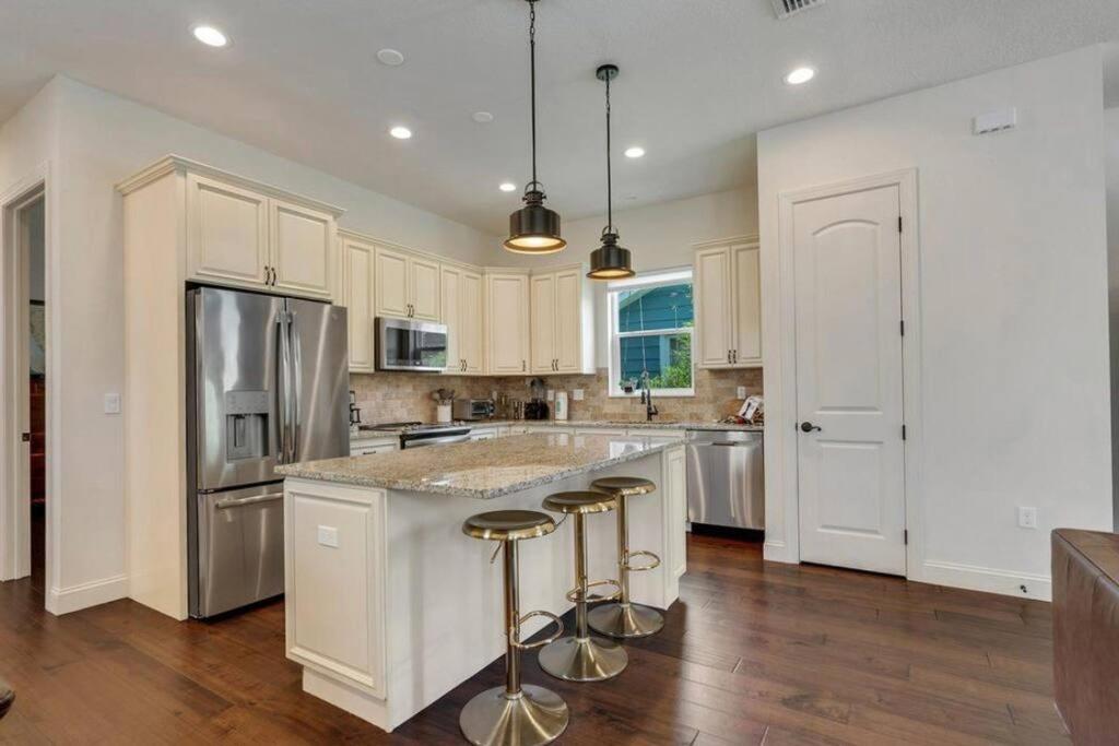 Beach Downtown-Family & Pet Friendly-Balcony & Garage-10 Acre Park with Pickleball, Tennis & Basketball-Lido Beach-Opera-Symphony-St Armands Circle view 5