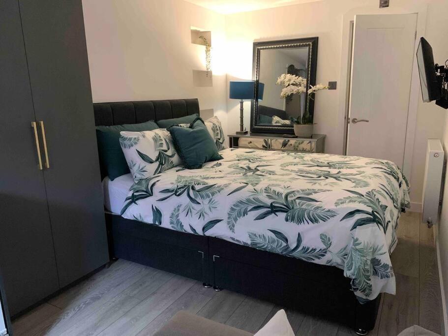 Lux Private Entrance 1 bed Studio - Free Parking - ideal for COOP Live, MCR City Centre, Salford Royal Hospital & Buile Hill Mansion wedding venue view 2