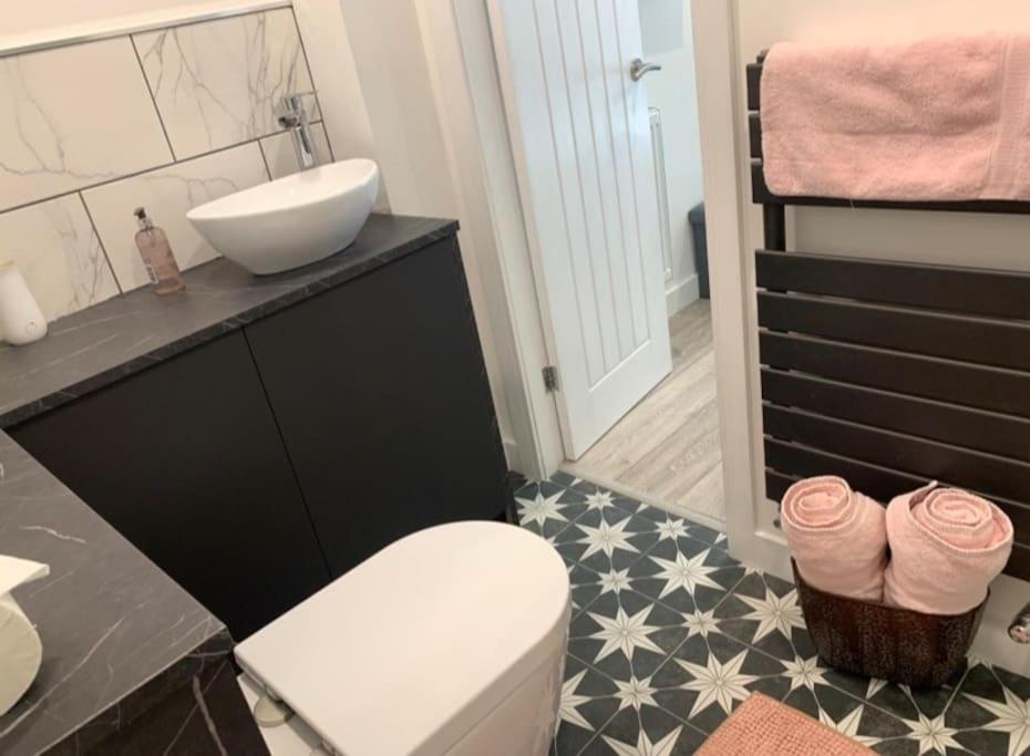 Lux Private Entrance 1 bed Studio - Free Parking - ideal for COOP Live, MCR City Centre, Salford Royal Hospital & Buile Hill Mansion wedding venue view 5