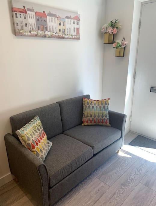 Lux Private Entrance 1 bed Studio - Free Parking - ideal for COOP Live, MCR City Centre, Salford Royal Hospital & Buile Hill Mansion wedding venue view 3