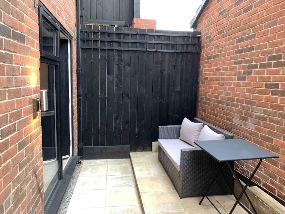 Lux Private Entrance 1 bed Studio - Free Parking - ideal for COOP Live, MCR City Centre, Salford Royal Hospital & Buile Hill Mansion wedding venue view 4