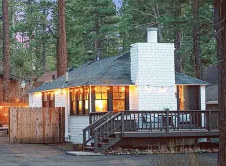 Hotel Cozy Bear Cabin with Spa - Image 1