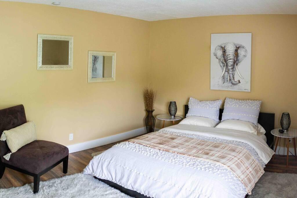 Charming townhome w/ private backyard  fire pit - Property Image 31