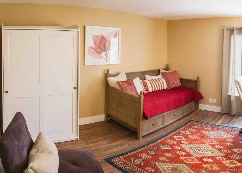 Charming townhome w/ private backyard  fire pit - Property Image 29