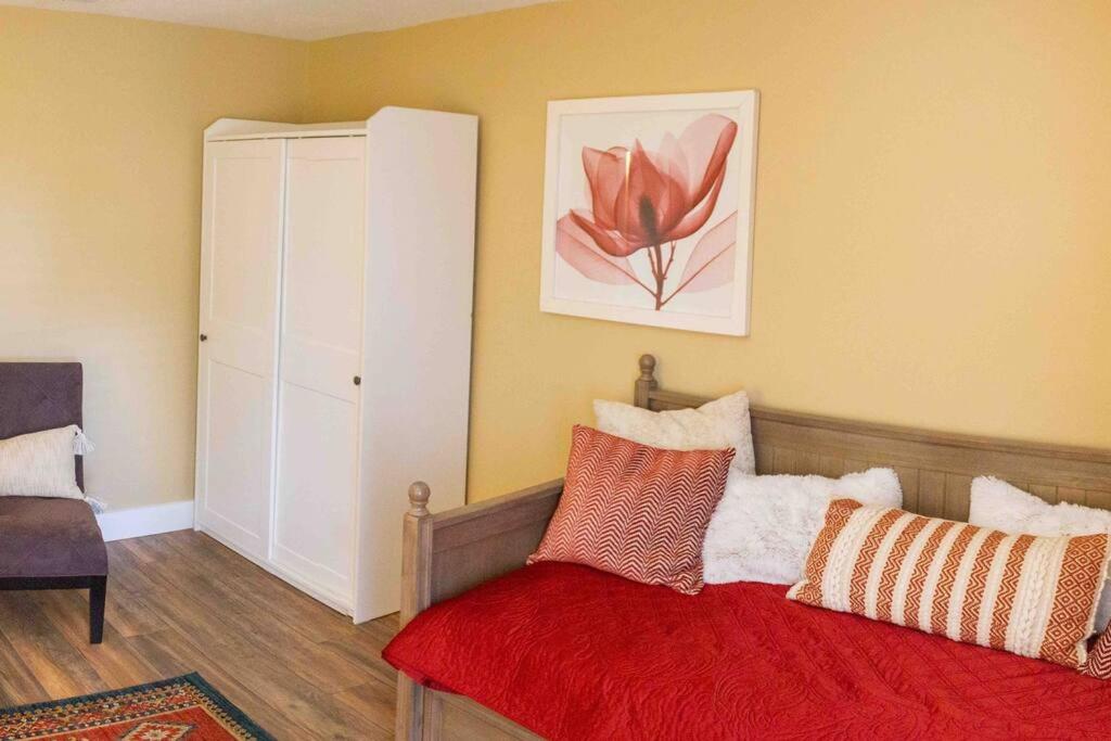 Charming townhome w/ private backyard  fire pit - Property Image 28