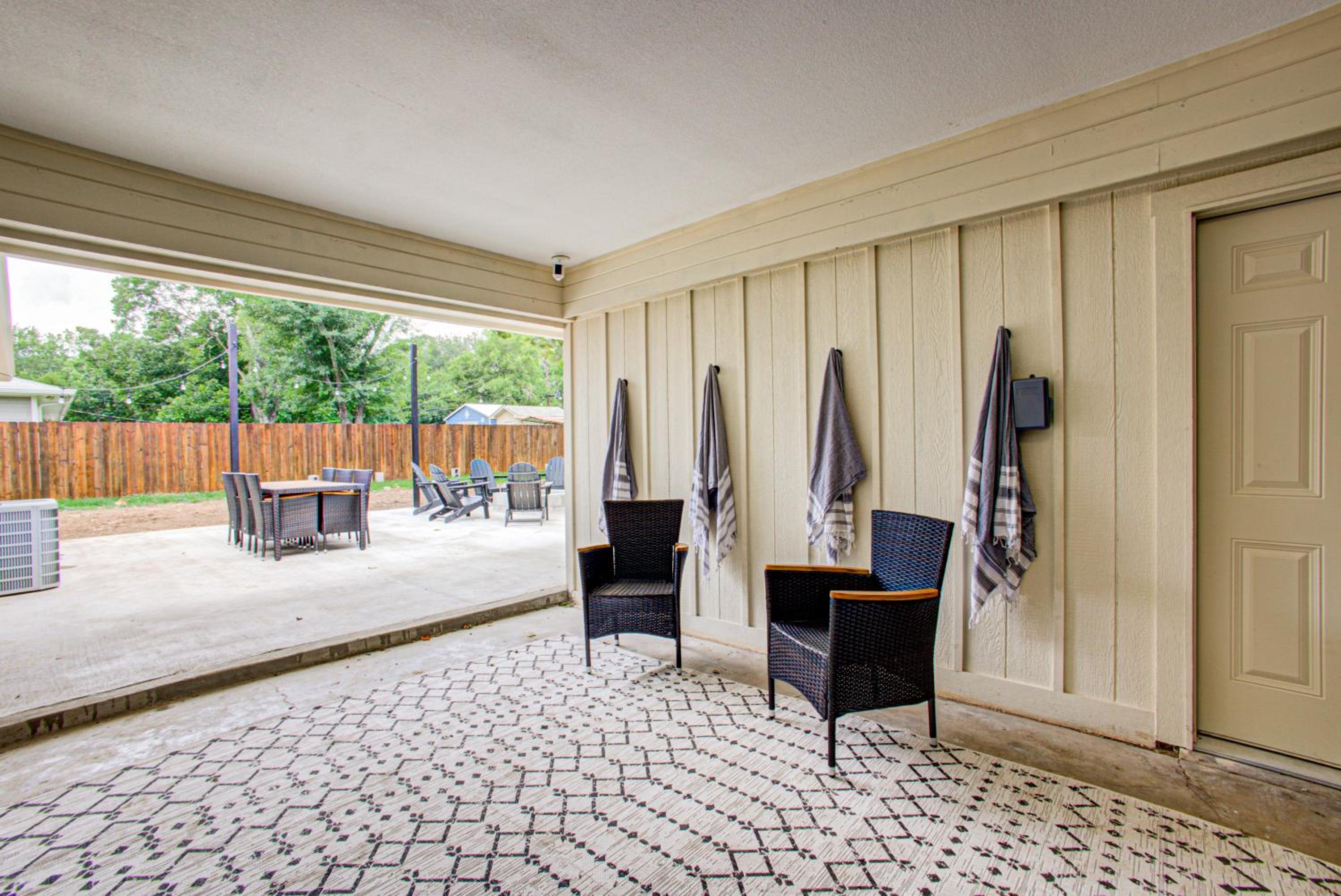 Casablanca Waco 5 mins from Baylor and Magnolia with Hot Tub,Firepit, Pet Friendly