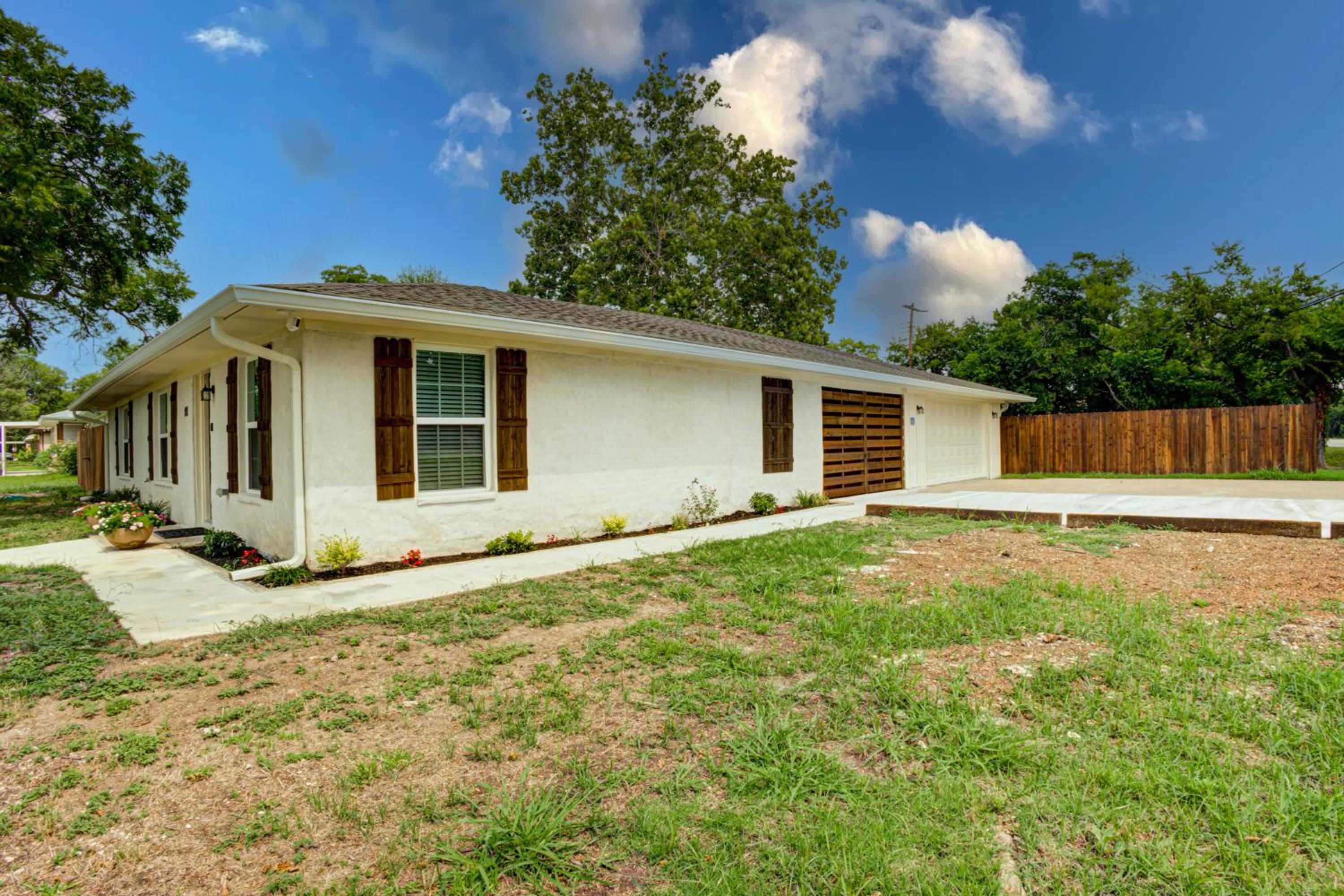 Casablanca Waco 5 mins from Baylor and Magnolia with Hot Tub,Firepit, Pet Friendly