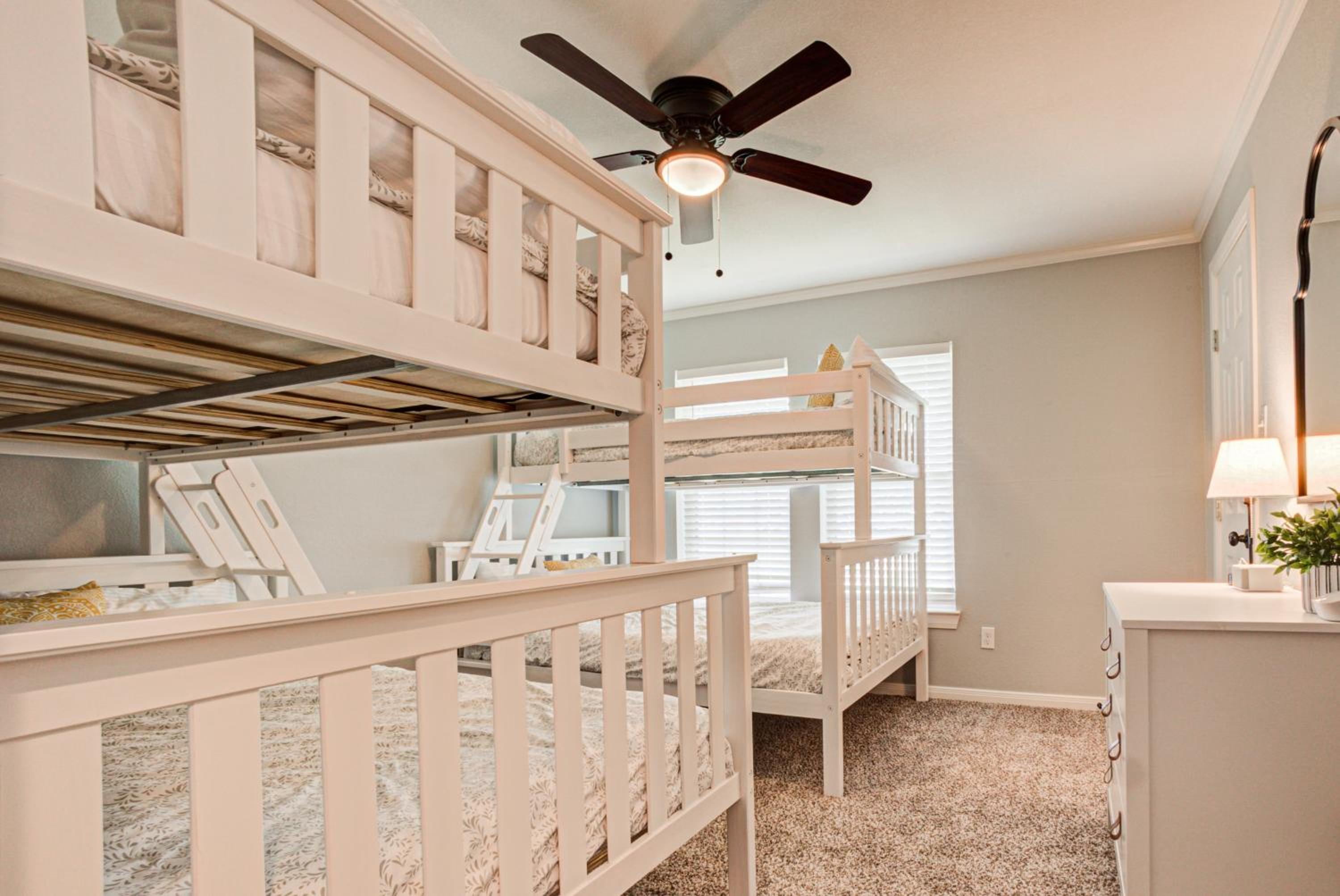 Casablanca Waco 5 mins from Baylor and Magnolia with Hot Tub,Firepit, Pet Friendly