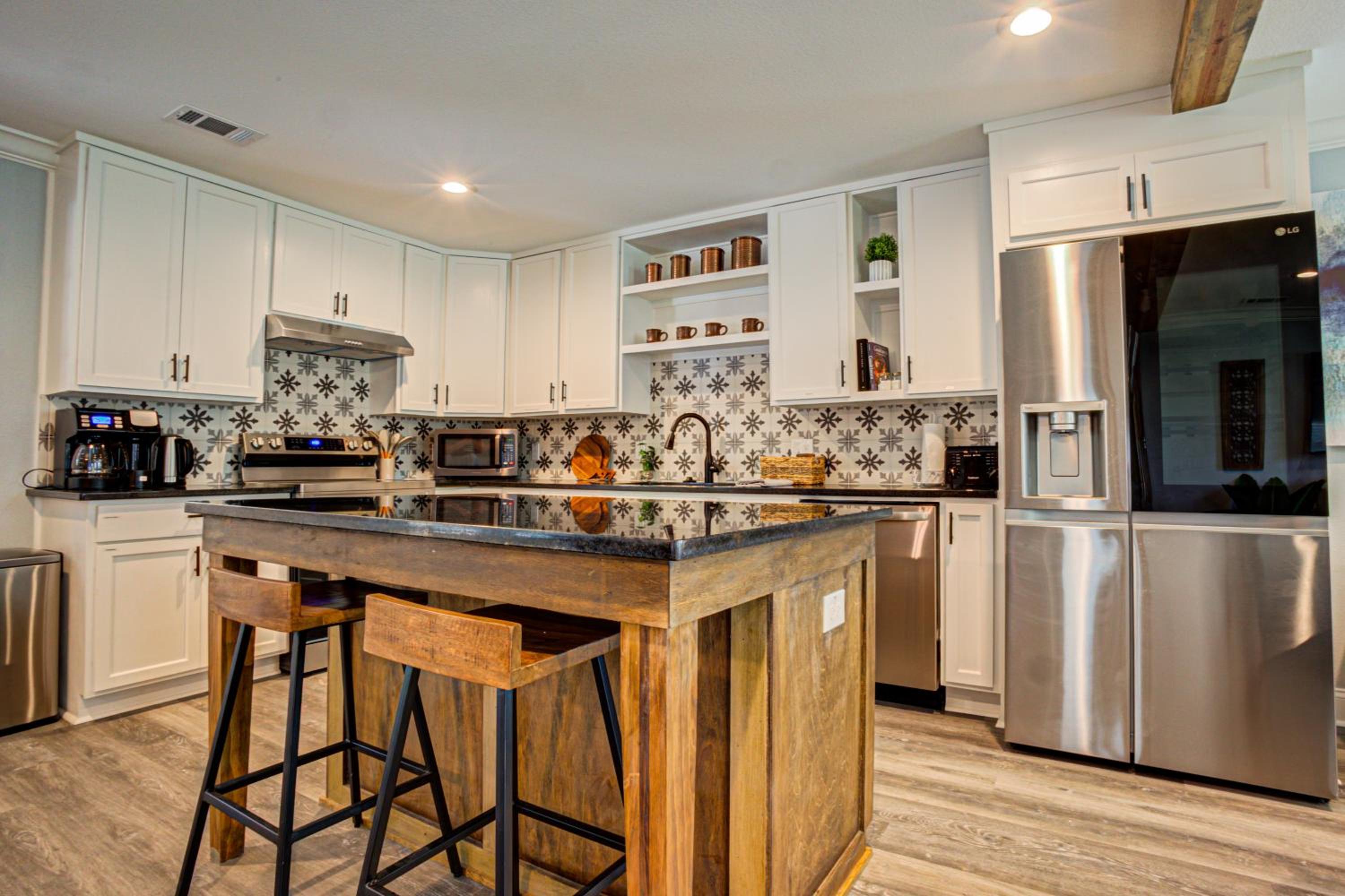 Casablanca Waco 5 mins from Baylor and Magnolia with Hot Tub,Firepit, Pet Friendly