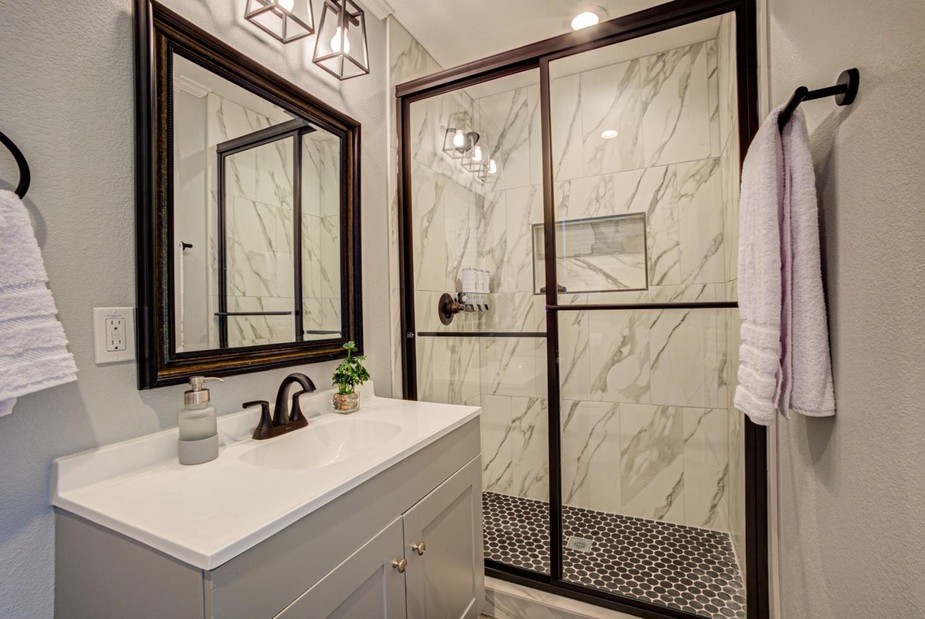 Casablanca Waco 5 mins from Baylor and Magnolia with Hot Tub,Firepit, Pet Friendly