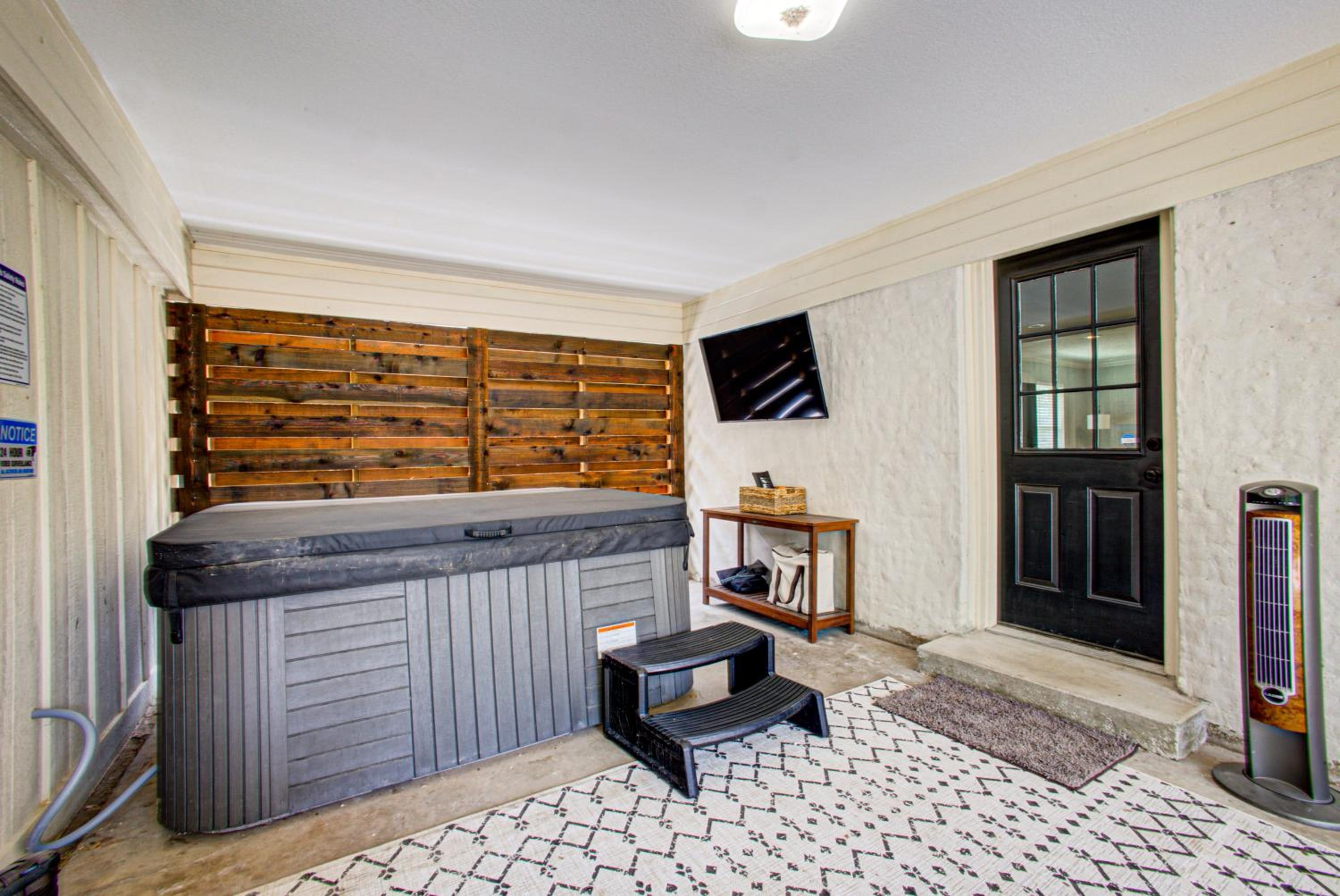 Casablanca Waco 5 mins from Baylor and Magnolia with Hot Tub,Firepit, Pet Friendly