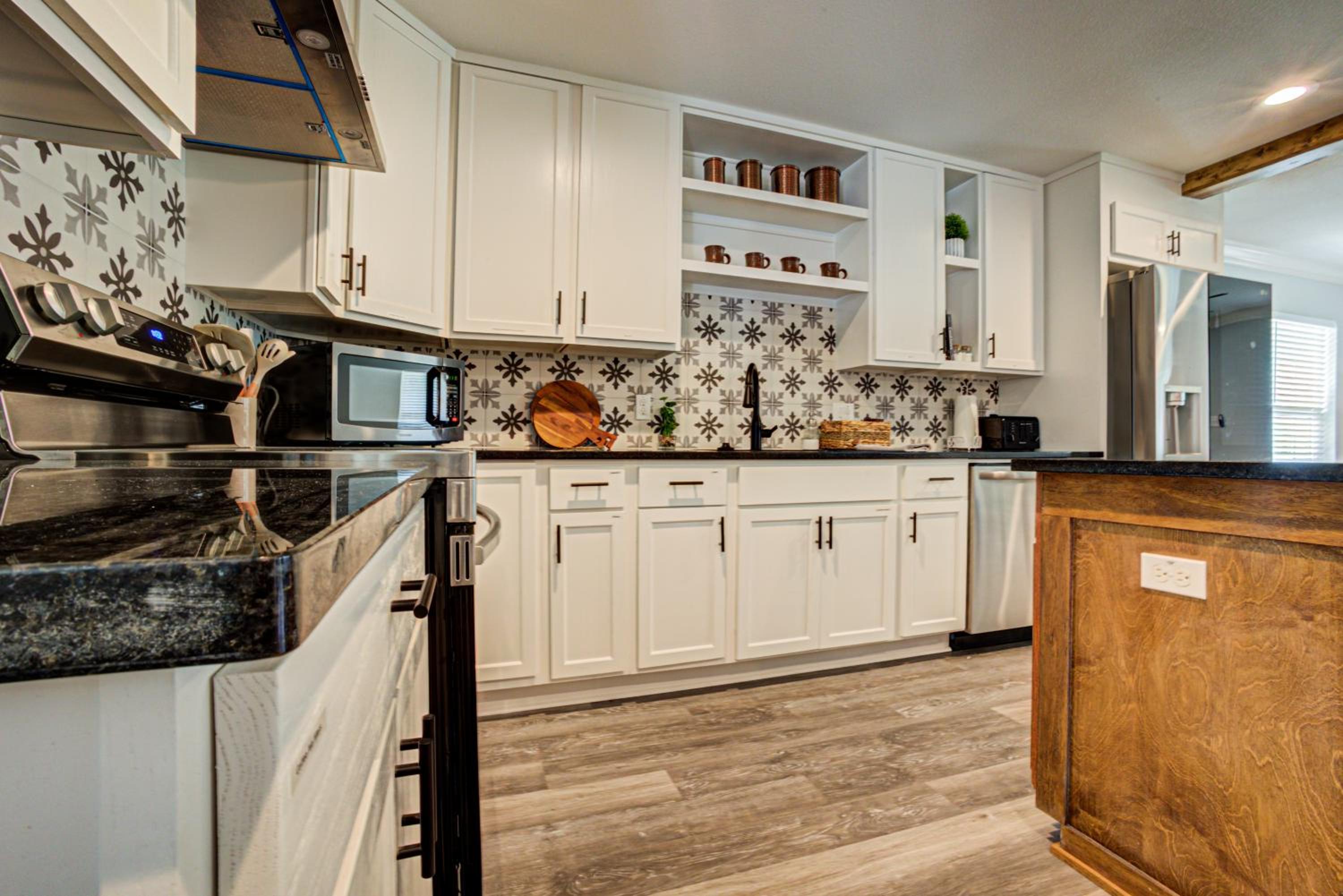 Casablanca Waco 5 mins from Baylor and Magnolia with Hot Tub,Firepit, Pet Friendly