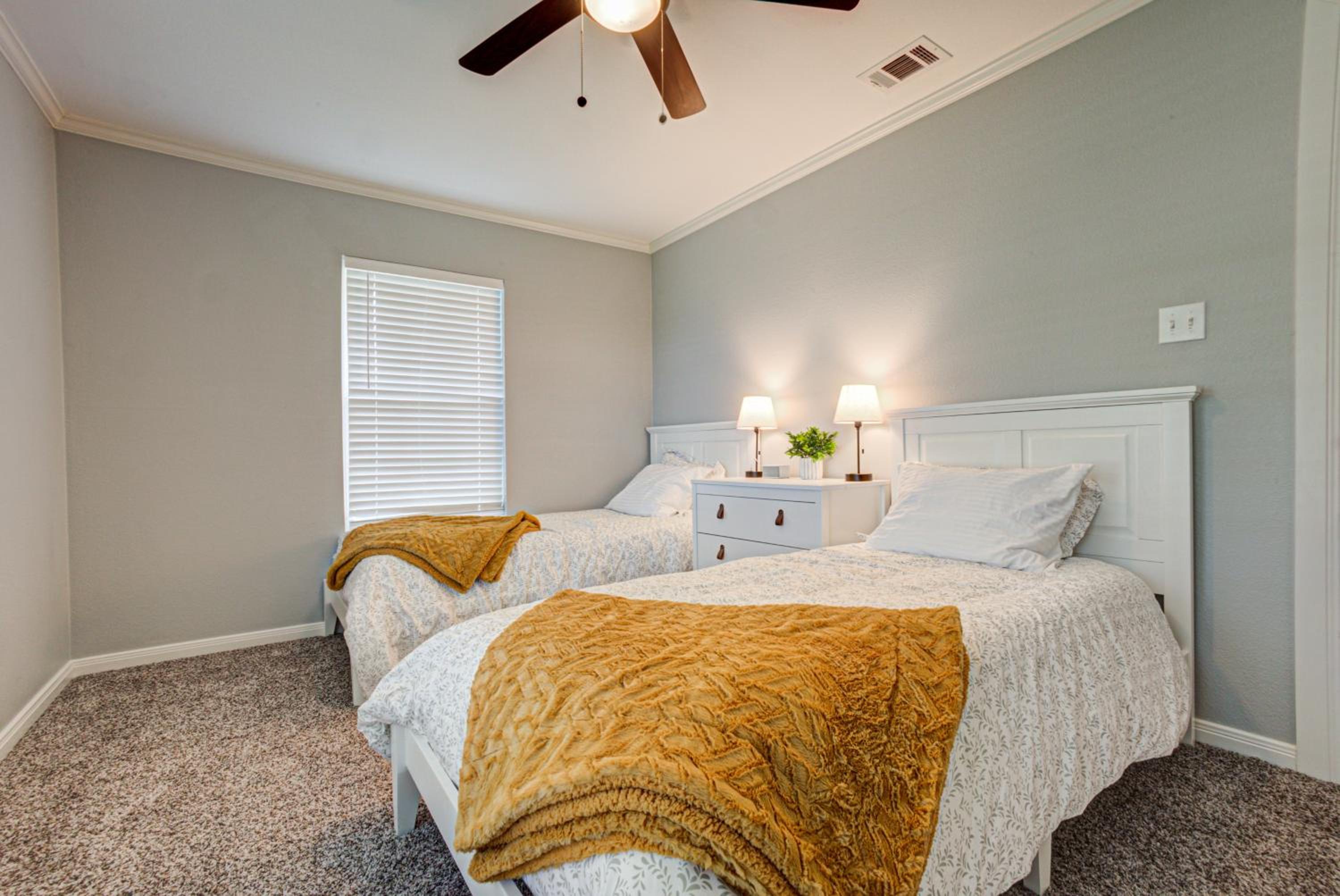 Casablanca Waco 5 mins from Baylor and Magnolia with Hot Tub,Firepit, Pet Friendly