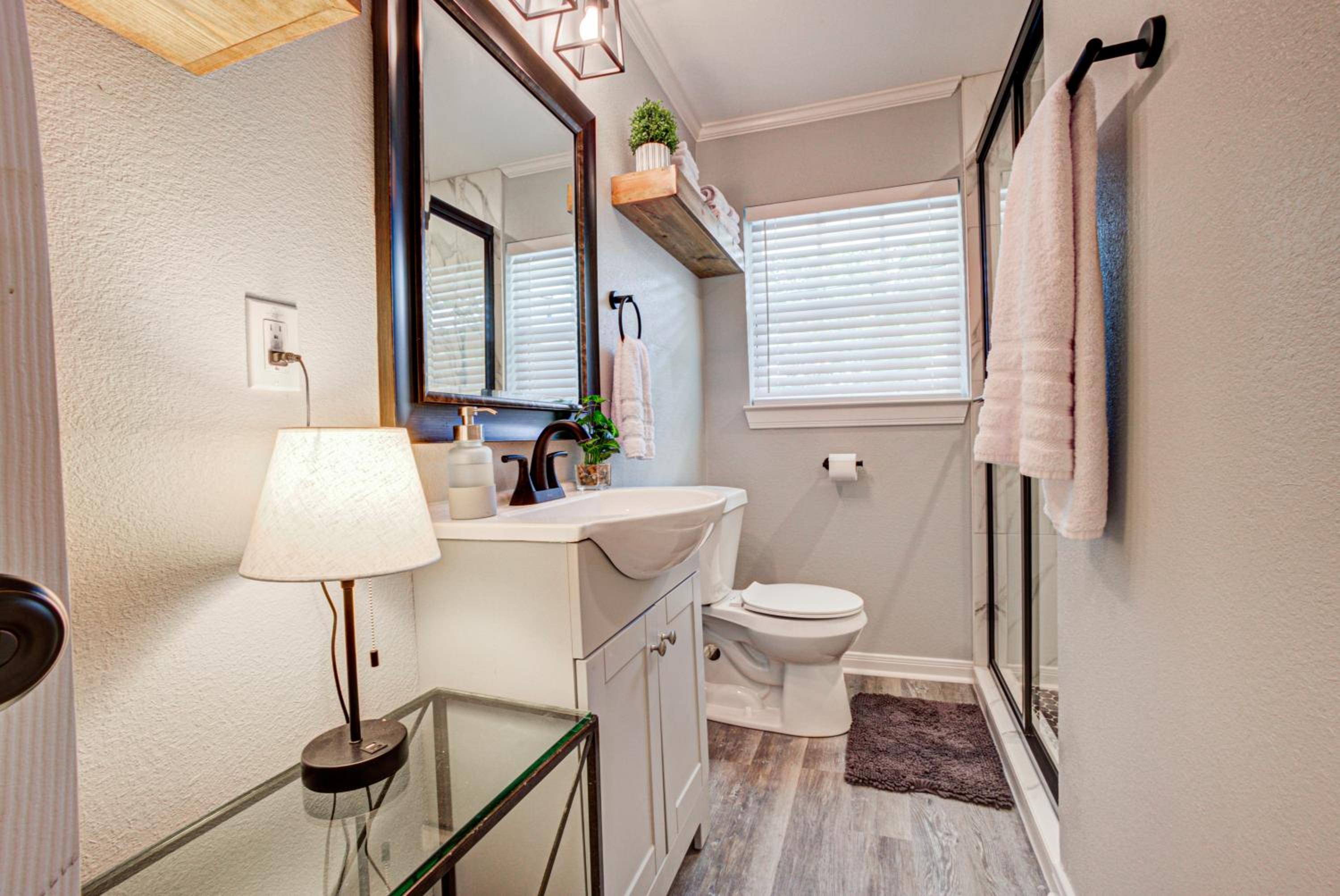Casablanca Waco 5 mins from Baylor and Magnolia with Hot Tub,Firepit, Pet Friendly