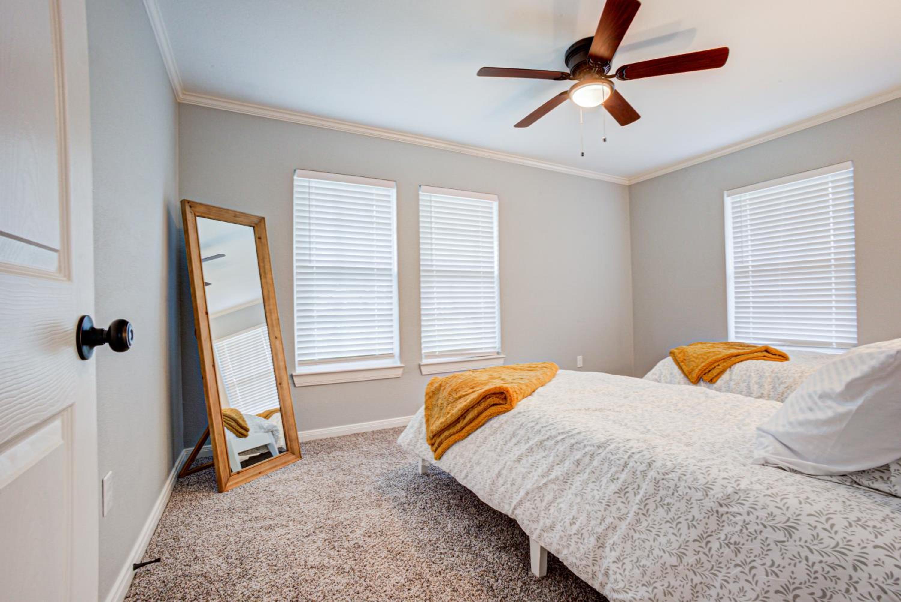 Casablanca Waco 5 mins from Baylor and Magnolia with Hot Tub,Firepit, Pet Friendly