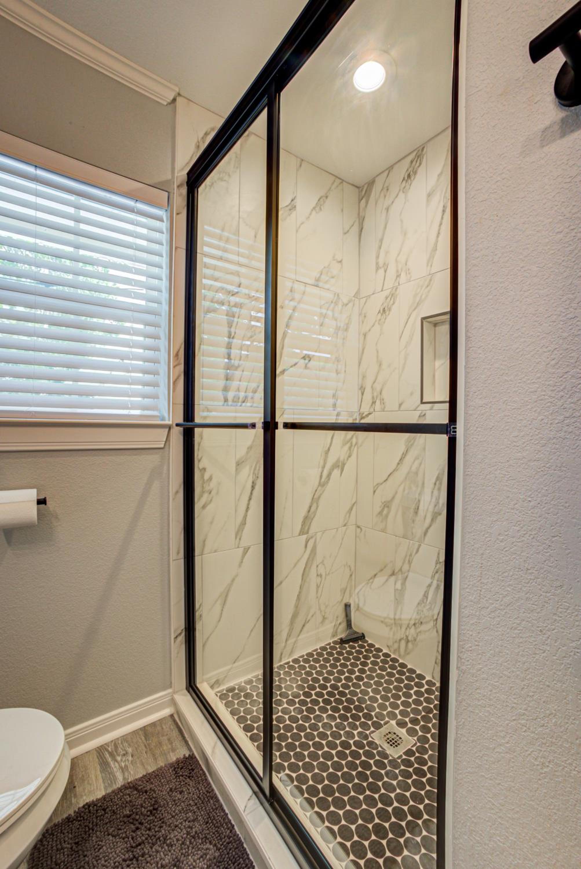 Casablanca Waco 5 mins from Baylor and Magnolia with Hot Tub,Firepit, Pet Friendly