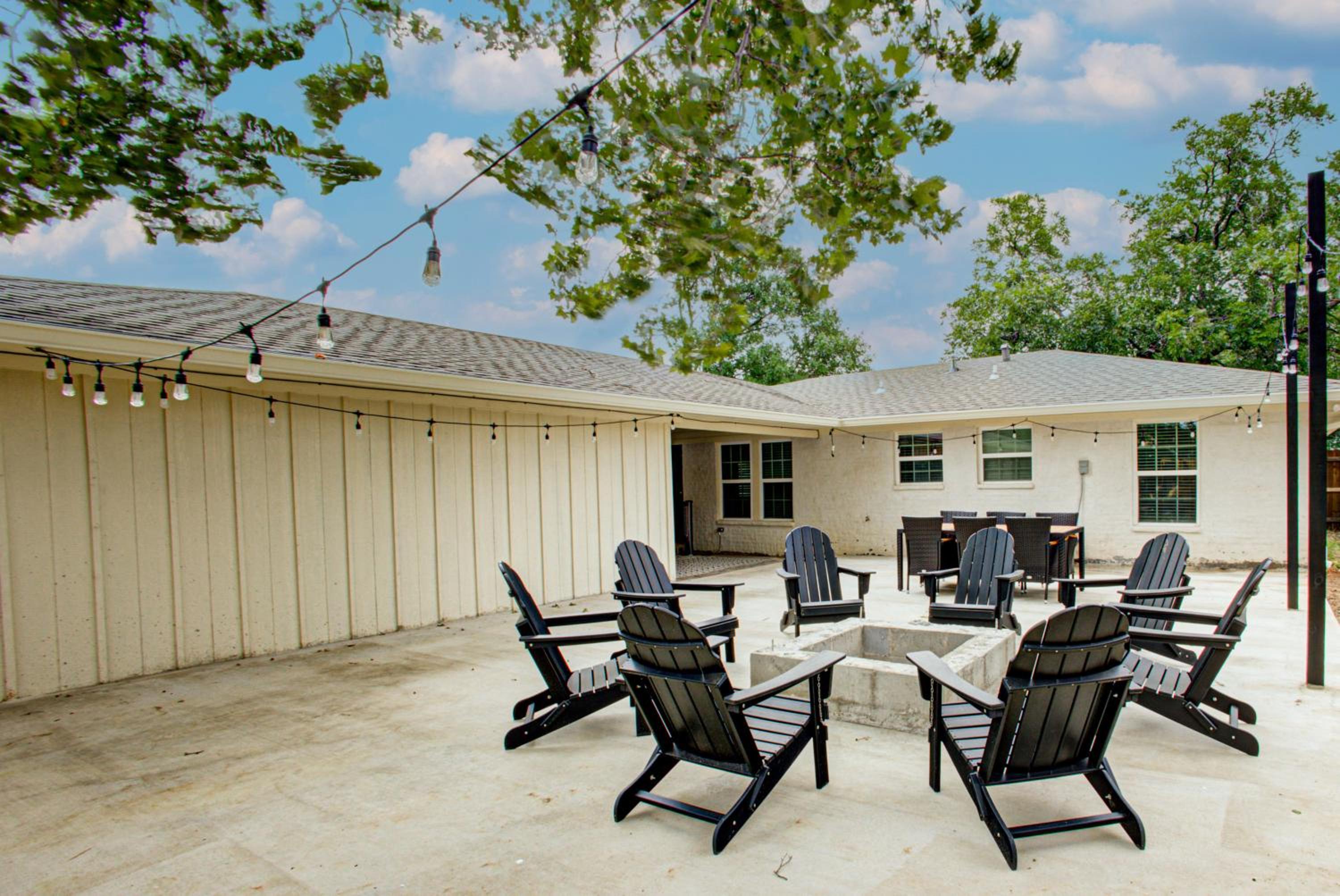 Casablanca Waco 5 mins from Baylor and Magnolia with Hot Tub,Firepit, Pet Friendly